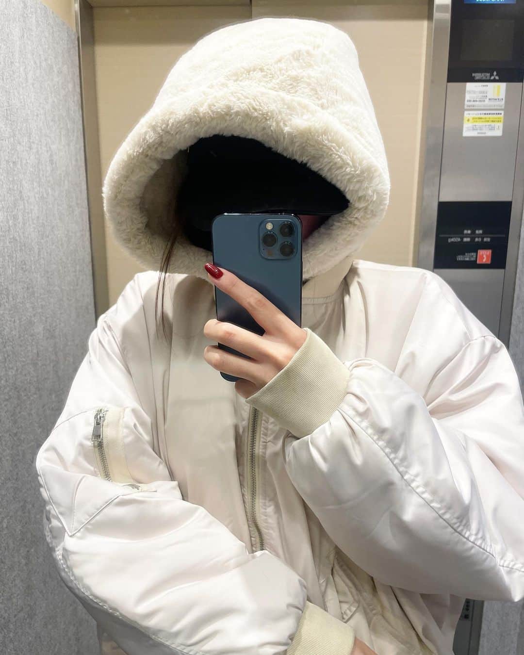 ほなみさんのインスタグラム写真 - (ほなみInstagram)「最近のあれこれ　#ほなみの日常🌱  10枚目、私の素です🫶笑  1.おうちの日当たり良すぎて毎朝happy 2.朝日も夕日も綺麗です 3.毎日の身体チェック 4.日当たり良すぎて、お昼は使えないもの 5.offのすっぴんおうちday 6.美味しかったケーキたち 7.今週のお花 8.最近ブームのキャンドルとお茶 9.今年はクリスマスマーケット🎄いきたい 10.外出る時は基本これです（笑）  私の日常には自分の好きや心地よいが とにかく溢れています♡  何をしてる時が幸せか、 すぐに答えることができる☜ これが私にとって、良い武器！  （一人遊び得意すぎやない？と 先日友達に言われました🤝その通り🫶笑）」11月24日 21時39分 - hona.miii