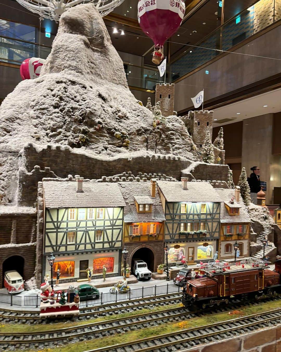 去来川奈央さんのインスタグラム写真 - (去来川奈央Instagram)「. ヒルトン大阪の鉄道ジオラマ🛤️🎄🚃🎅  雪の積もった山々の間を通り抜ける鉄道に、気球やロープウェイ🚡まで✨ ずっと見ていると、美しい街に入り込んで ミニチュアの人間とお喋りしそうに🤭  ぐるっと見まわして 👩「よくできてるな〜！さ、いこか💡」 と言うと 子鉄街道まっしぐらな5歳児は 「まだ見る👦🔥」と。  ここから1時間は動きません😂  #ヒルトン大阪クリスマストレイン #鉄道ジオラマ  #ヒルトン大阪 #子鉄 #子鉄ママ #鉄道好き #電車好き #プラレール #鉄道模型 #大阪イベント #大阪おでかけ」11月24日 21時39分 - nao.isagawa