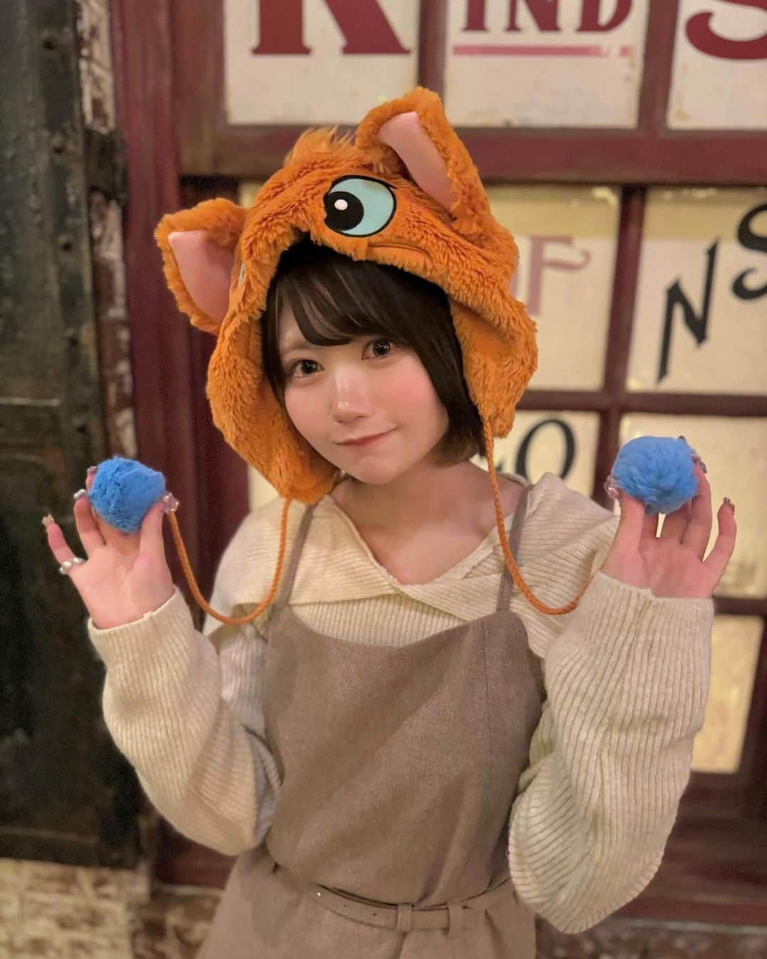 うどん屋のインスタグラム：「青のポンポン食べてるみたいな写真🐈 🐈‍⬛   #ディズニーシー #ディズニーランド #disneyland  #トゥルーズ  #マリーちゃん  #ポートレート #ディズニークリスマス  #idola」