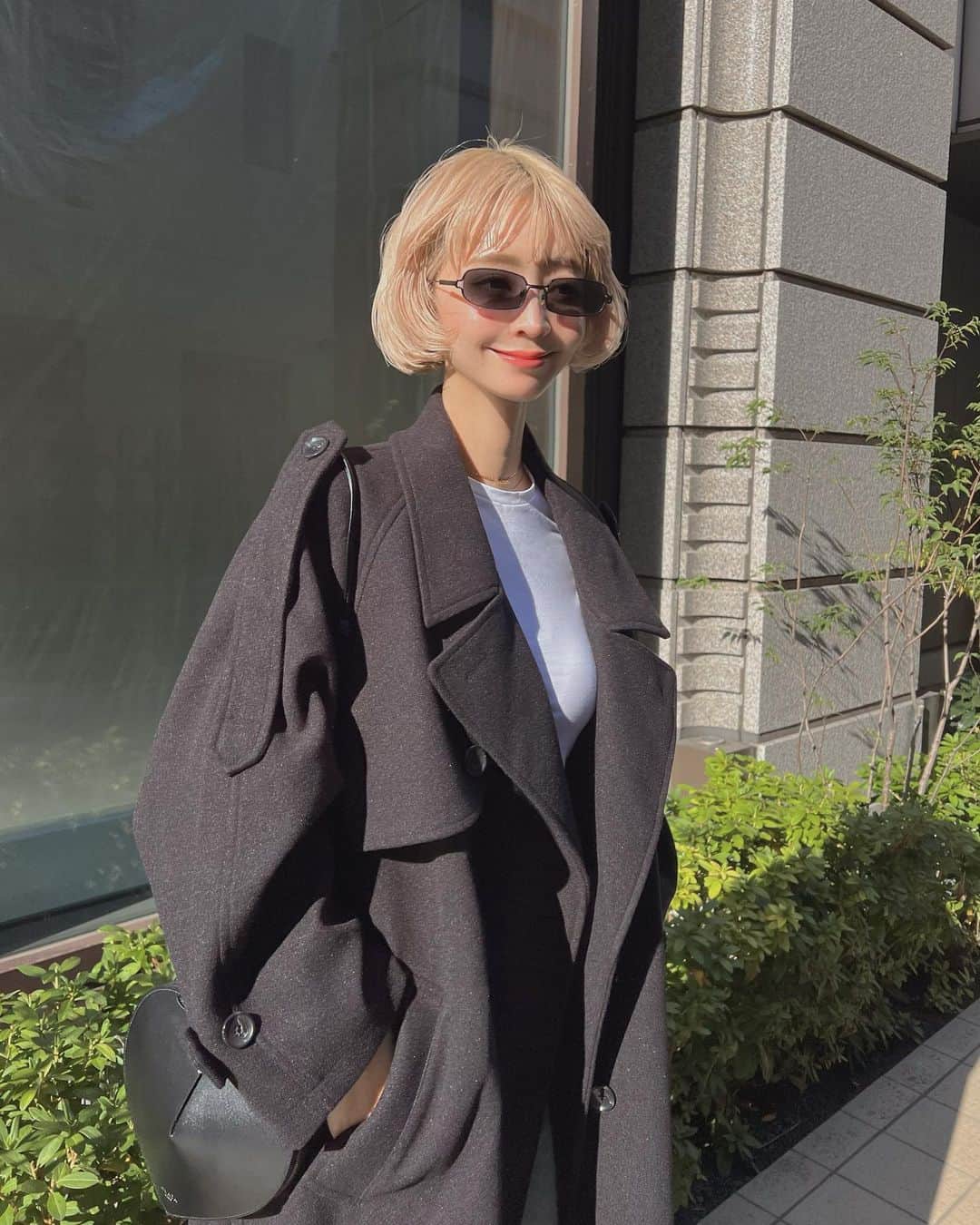 梅村実帆のインスタグラム：「あったかくて春みたいな1日😙🎶 今日はシンプル🕶️白Tデニムにロングコート、好き🩶」