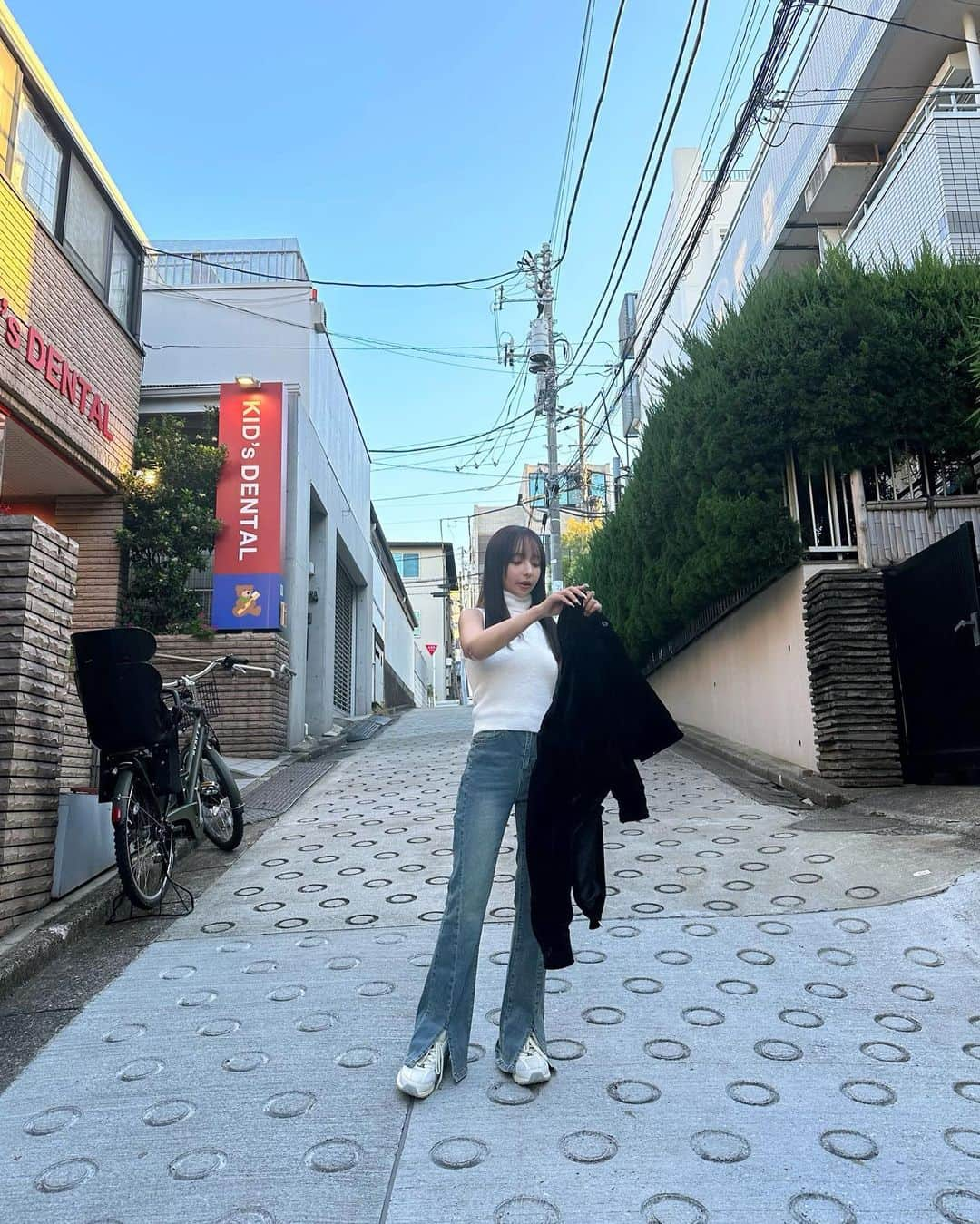 平尾優美花（ゆみちぃ）さんのインスタグラム写真 - (平尾優美花（ゆみちぃ）Instagram)「ハイネックノースリニットかわいすぎ〜 チクチク痒くならず、ふわふわで着心地良くて💯  フレアジーンズもカッティングが美脚見えしてくれて、低身長の私にもぴったりだった🫶🏻👖 @shein_japan @sheinofficial  商品番号⬇︎ 23569958 19276014  お買い上げ金額1～5,999円まではセール価格より15%OFF、6,000円以上は20%OFFが適用されるよ！ 今日から12月末日まで❤︎  クーポンコード：BFJP434  試すたび、好きが見つかる。届くたび、好きが増えてく。 #PR #SHEINblackfriday #SHEINGoodFinds #SHEINforAll #loveshein #ad #saveinstyle」11月24日 21時40分 - hirao_yumika