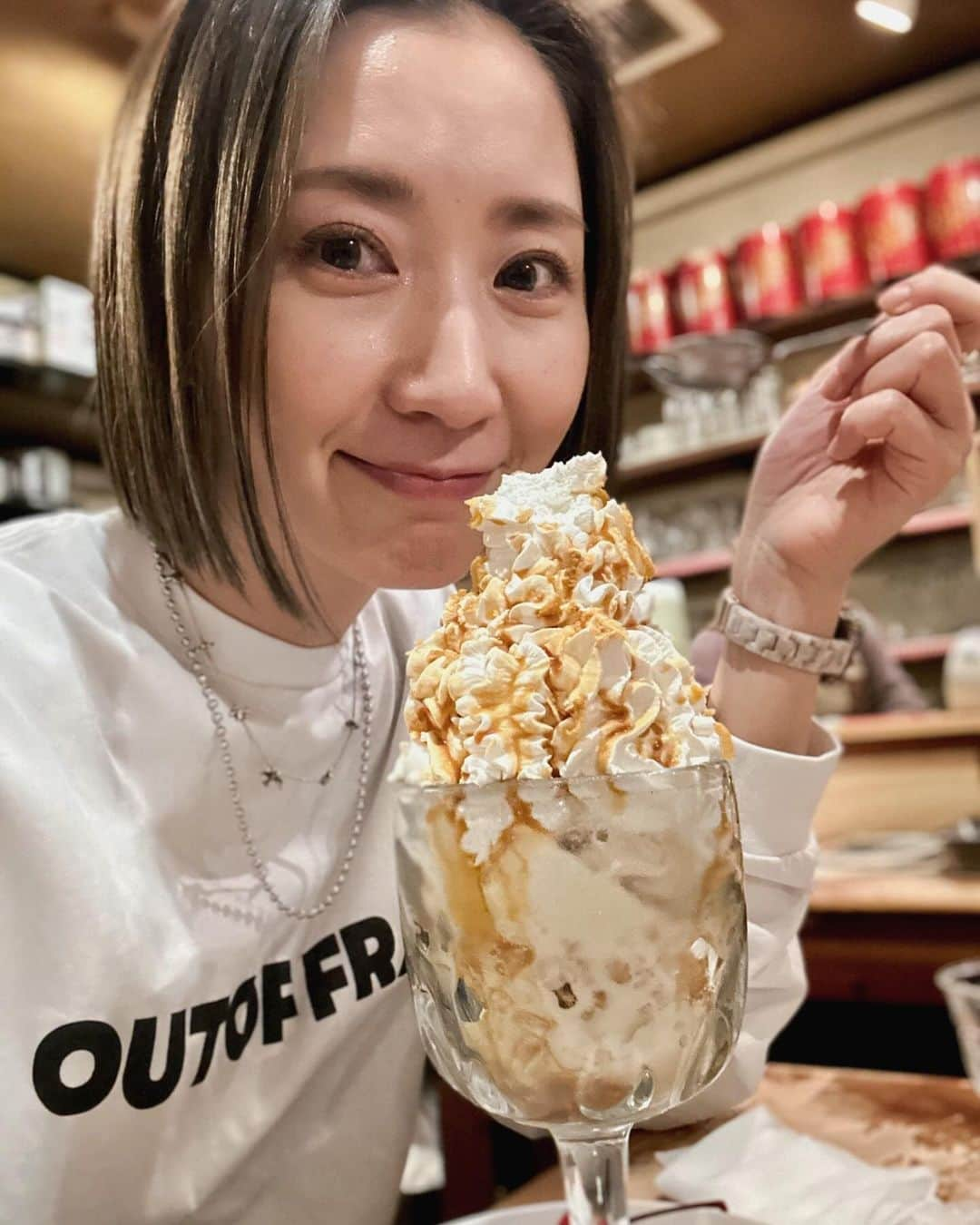 水村リアのインスタグラム：「🍦  昔から生クリームが大好きで クレープも生クリームオンリー むしろ増量するのですが、 でもスタバの生クリームは苦手で 固めの生クリームが好きです♡  数年越しに食べたかったパフェを やっと食べに行けた🥰  📍大阪・鶴橋【カナリア】さん 🍨キャラメルサンデー  サンデーとパフェの違いは 生クリームとアイスも比率の違いらしく サンデーのほうが生クリームが多く パフェのほうがアイスが多い らしい☝️  ᐝ𖠚⢀⢄༶ ᐝ𖠚⢀⢄༶ ᐝ𖠚⢀⢄༶ ᐝ𖠚⢀⢄༶ ᐝ𖠚⢀⢄༶ᐝ𖠚  #甘党 #スイーツ #パフェ #サンデー #大阪旅行 #大阪 #大阪食べ歩き #カナリアパフェ」