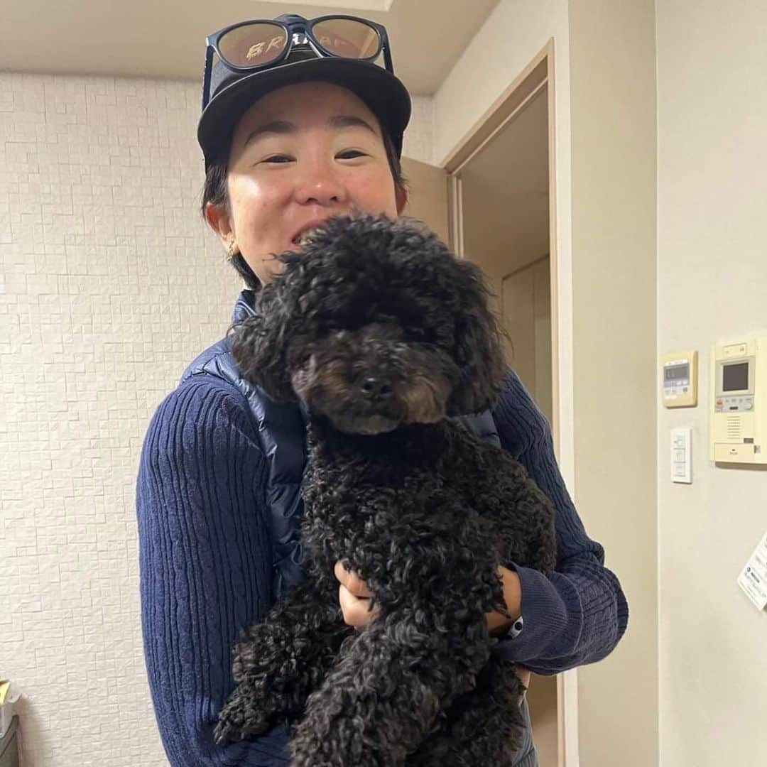 與那嶺恵理のインスタグラム：「Hi, It’s been while on SNS 😁 I wanted to bring Noel🐶my new family from Japan but now I was back to Europe for bike 🚲😊 . . This year during I’m in Japan, I did away from my phone accidentally 😅, only took time for myself/people I met and didn’t care about anyone else. It might be ego but I only take care my mind 🫶🏻 I just felt really need it 😌 Then, Didn’t post anything how’s going on my days in Japan but obviously I was so happy and had great time with people I meet🫶🏻even though I didn’t show it. All nice memories in my heart 🫶🏻 . . to be honest I was so tired to meet people so I was super unsocial person in Japan 🫣 I had more people I want to meet but I couldn’t physically and mentally 🥺 Sorry 😢 So, Say hi from here 👋🏻to my friends I couldn’t meet in Japan. I’m fine as you see😜🐶 . . Well, now I’m back to Europe for my real business 🚲with full of charge 🔋Stay in Japan a month is enough for me because too good for my berry 😋and too stressful for riding bike on busy road😵‍💫 now happy to be back my 🚲life🙂 . . Preparation will begin for 2024 already 🫡」