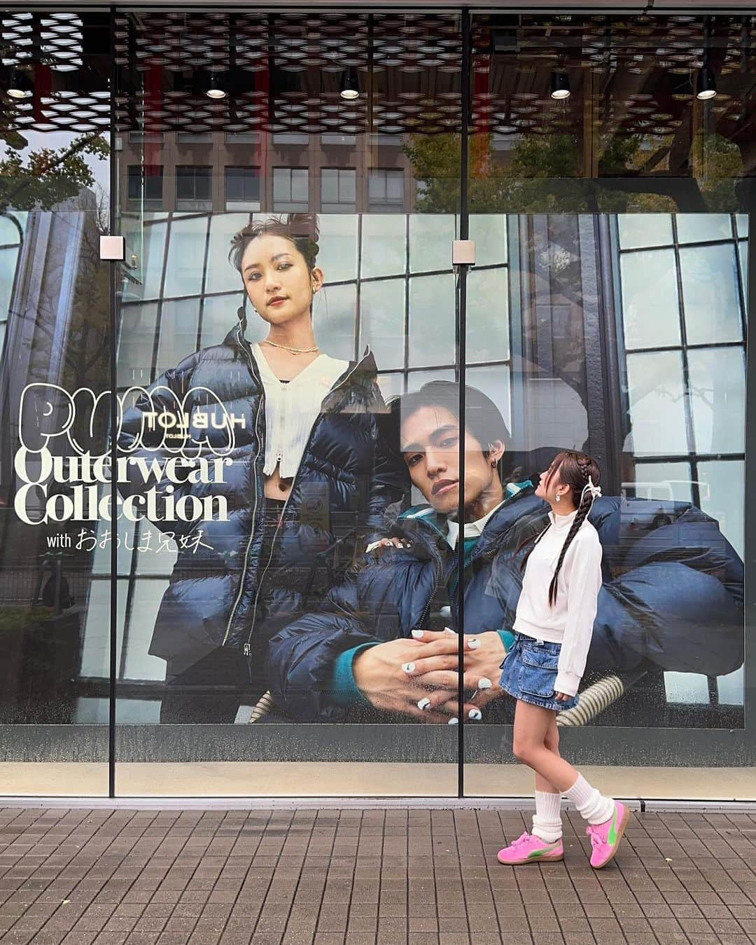 さくらさんのインスタグラム写真 - (さくらInstagram)「大阪・心斎橋にある 「プーマストア大阪」に行ってきたよ🚶‍♂️🖤  関西でのお仕事の時によく前を通るプーマストア大阪！ そんなプーマストア大阪店さんのビジュアルに私たちが 大きく飾られていてとっても感動しました🥹🫶🏻  兄妹で店内にサインも書かせて頂きました！💫 みんなからの見に行ったよという報告も めっちゃ嬉しいです！ありがとう🫶🏻  京都・原宿・お台場・札幌・福岡・富士見でも 私たちのビジュアルが見れますので是非私たちを 探してください👀🩷  対象アウターをPUMAストアで購入してくれた方限定で、 兄妹それぞれがデザインしたオリジナル中着が GETできますので、そちらもぜひチェックしてくださいっ🌈」11月24日 21時42分 - oshima_sis