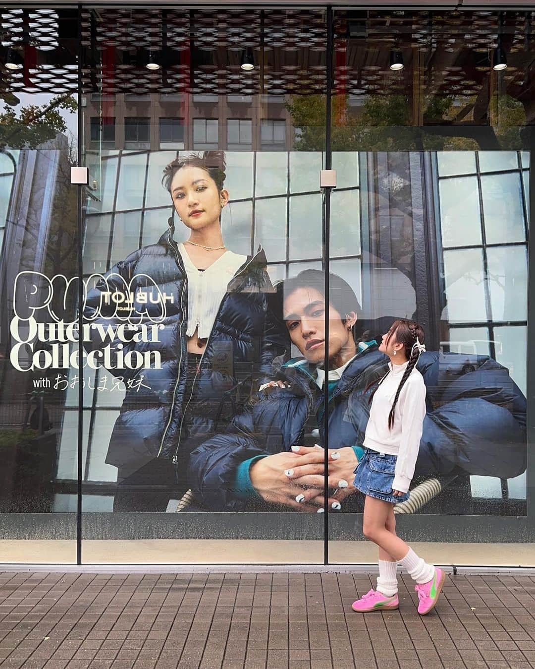 さくらのインスタグラム：「大阪・心斎橋にある 「プーマストア大阪」に行ってきたよ🚶‍♂️🖤  関西でのお仕事の時によく前を通るプーマストア大阪！ そんなプーマストア大阪店さんのビジュアルに私たちが 大きく飾られていてとっても感動しました🥹🫶🏻  兄妹で店内にサインも書かせて頂きました！💫 みんなからの見に行ったよという報告も めっちゃ嬉しいです！ありがとう🫶🏻  京都・原宿・お台場・札幌・福岡・富士見でも 私たちのビジュアルが見れますので是非私たちを 探してください👀🩷  対象アウターをPUMAストアで購入してくれた方限定で、 兄妹それぞれがデザインしたオリジナル中着が GETできますので、そちらもぜひチェックしてくださいっ🌈」