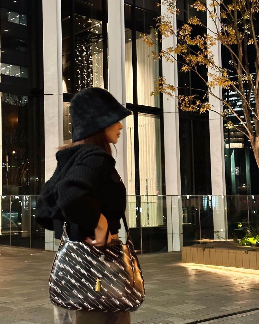CARINA（日向カリーナ）のインスタグラム：「まだ秋のような🍁🌾 やっと冬に近づいてきたような🤍 今日は暖かくて秋だった😊✨ 気温コロコロ変わるから体調崩さないように🫡🌟  👩🏻‍🦰:クルンッ♪🎩(あっやべ😹)  hat / @resexxy_official  bag / @balenciaga × @gucci  tops&skirt / @aclent_official  boots / @zara」