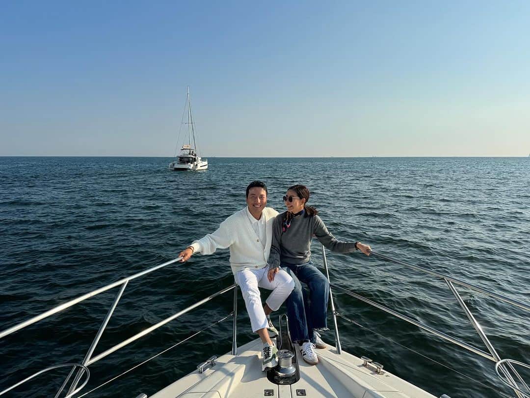 キム・ジュニのインスタグラム：「첫 런칭날 매진을 기록했던 #존스뉴욕 캐시미어 100% 니트! 마감후 재입고 문의가 너무 많아서 다음주 월요일에 본사 물량 다 끌어와서  미입금분과 함께 마지막 오픈합니다!!  현재 218,000원 정상가 판매되고 있는 제품을 에바주니 고객님들께만 특별히 월요일 오픈되는 시크릿 링크를 통해서만  109,000원 무려 50% 할인해드리는 마지막 대박찬스🤩  저는 55와 66을 둘다 입었는데 55는 딱 핏되는 느낌이라 살짝 작은듯(?) 하고 66사이즈가 좀더 편안하게 맞았어요(특히 배부분)  44-마른55 는 55사이즈 정55-66은 66사이즈  66반-77운 77사이즈 추천드려요!  컬러: 차콜그레이/모카베이지/라벤더  카드사 청구할인+10% 추가 적립해택까지 받아가시면 정상가 218,000원의 캐시미어 100%를  무려 9만원대에 득템할수 있는 엄청난 찬스 놓치시면 안되세요!!  월요일 오전 11시에 인스타 프로필 링크에서 시크릿 링크 열어드릴께요!! SK 스토아 회원가입후 10% 추가 적립 신청하시면 10%추가 적립혜택 가져가실수 있어요!  월요일 오전 11시 알람잊지마세요! #에바주니x존스뉴욕」