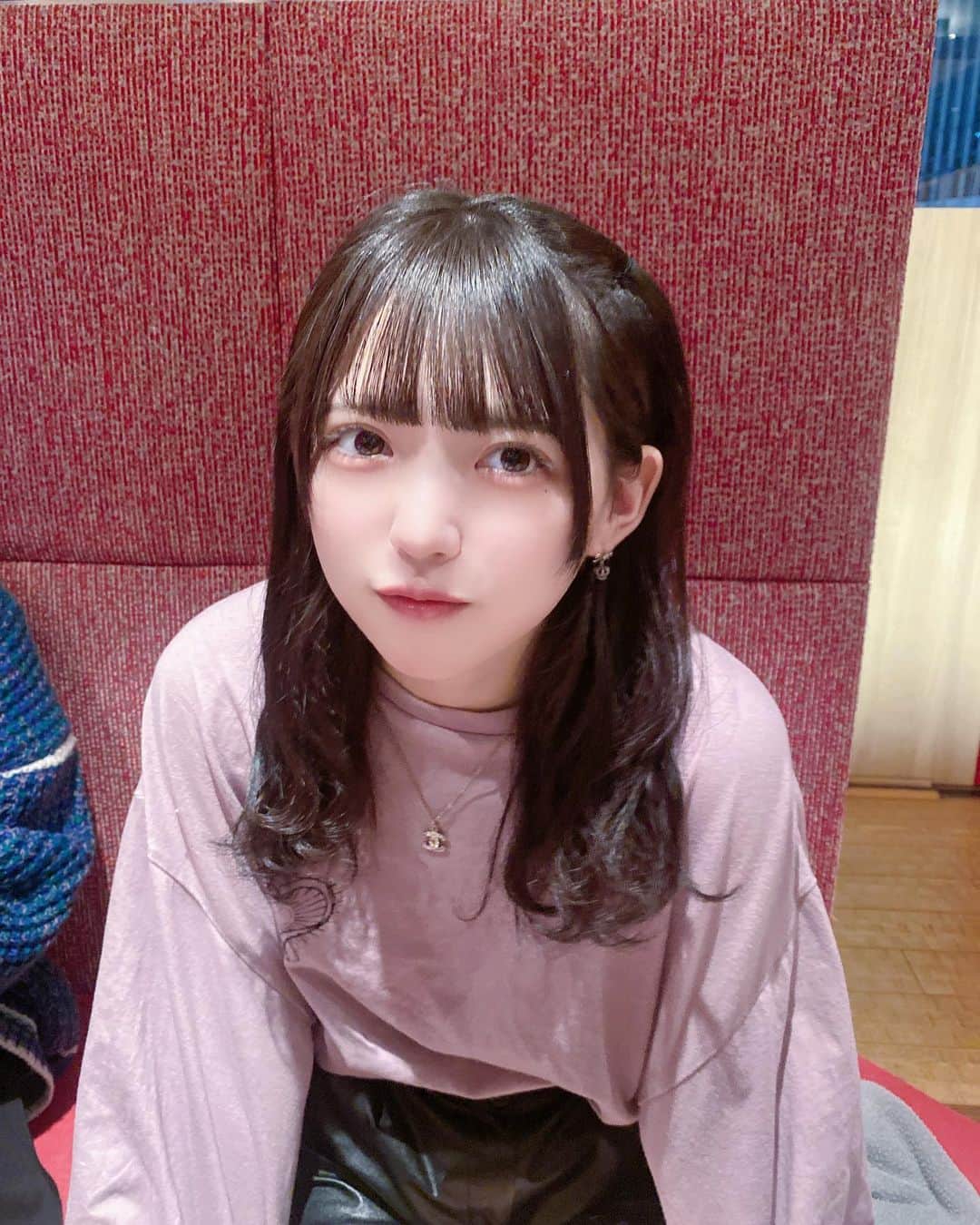 吉田芽梨奈のインスタグラム：「隣いるの誰でしょうかーー！人見知りの子どもみたいな顔してる」