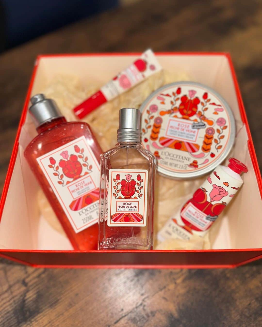 楓さんのインスタグラム写真 - (楓Instagram)「Christmas with LOCCITANE❤️  今年はお世話になってる方や 家族、大切な人に このギフトセットを贈りたいな。  日々の暮らしの中でも このヴァインピーチの香りを纏って 幸せな気分に包まれてほしい🍑。  そしてまたその香りが 幸せの連鎖を作れるように...  Christmasが楽しみになりました🤭  @loccitane_jp  #ロクシタン #loccitanepr  #JOYwithloccitane #クリスマスコフレ #クリスマスギフト」11月24日 21時44分 - kaede_