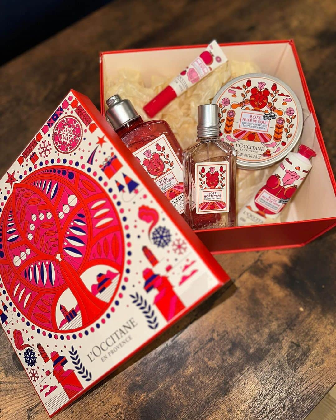 楓さんのインスタグラム写真 - (楓Instagram)「Christmas with LOCCITANE❤️  今年はお世話になってる方や 家族、大切な人に このギフトセットを贈りたいな。  日々の暮らしの中でも このヴァインピーチの香りを纏って 幸せな気分に包まれてほしい🍑。  そしてまたその香りが 幸せの連鎖を作れるように...  Christmasが楽しみになりました🤭  @loccitane_jp  #ロクシタン #loccitanepr  #JOYwithloccitane #クリスマスコフレ #クリスマスギフト」11月24日 21時44分 - kaede_