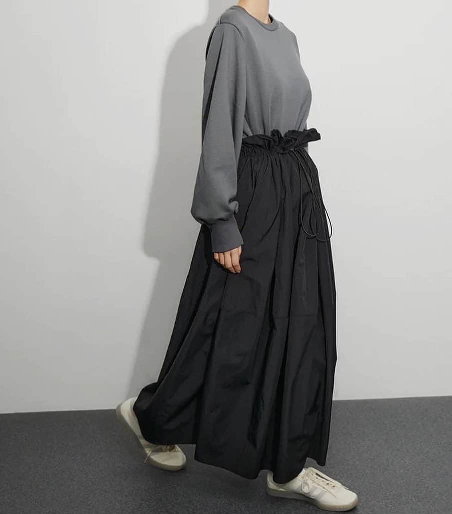のインスタグラム：「【RECOMMEND ONE-PIECE】  この冬ほしい❄️ シーンレスで万能なワンピースをピックアップ。  お気に入りの一着をみつけてみては？  ——  ▪️ ドロストドッキング裏毛ワンピース ¥19,800 #GAE03131  ▪️ ペプラムドレス ¥28,600 #GAE23160  ▪️ フリンジリーンワンピース ¥26,400 #GAE23210  ——  @adametrope  @jadorejunonline  #adametrope  #jadorejunonline #アダムエロペ  #ada23aw #ワンピース #ドッキングワンピース #ロングワンピース」