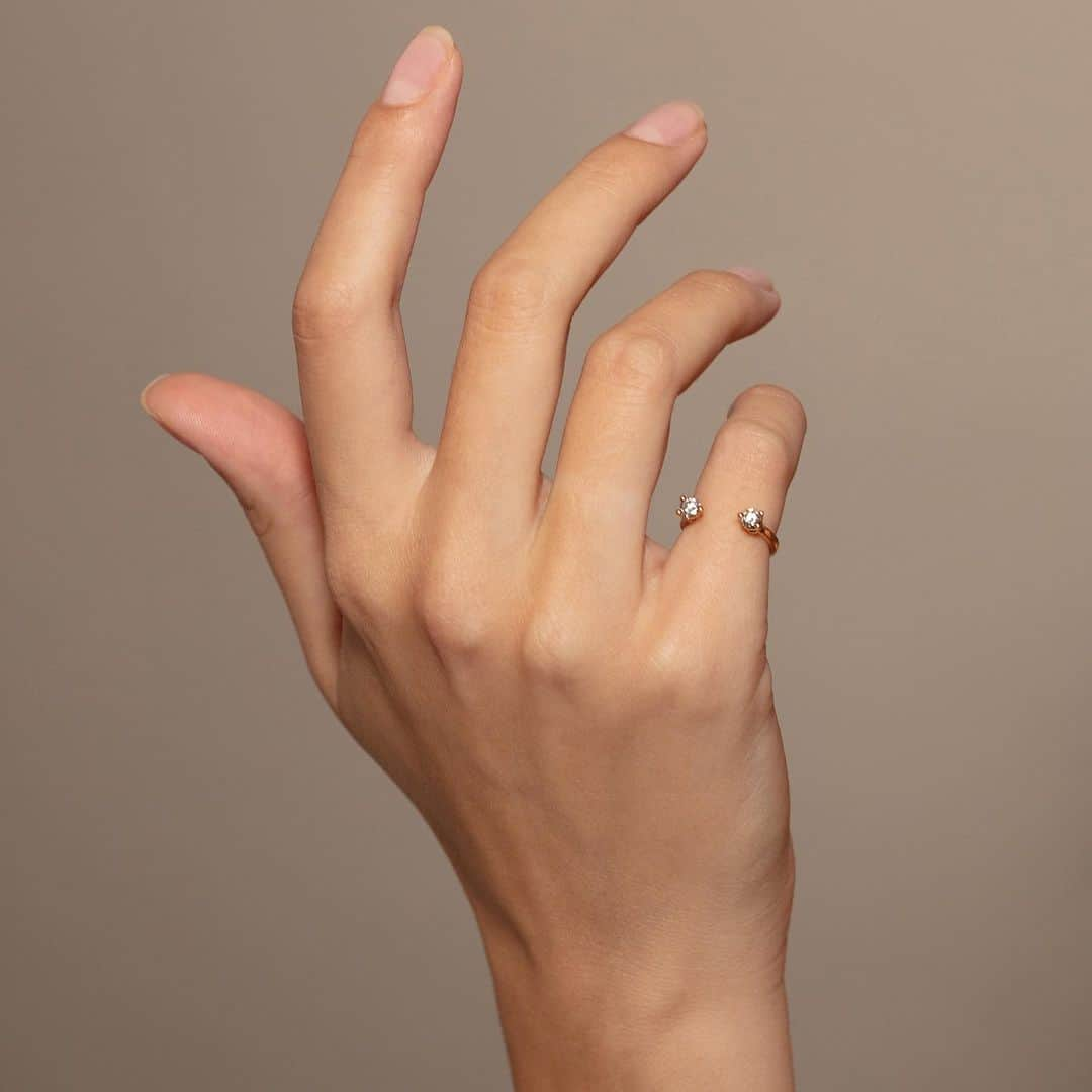 デルフィナデレトレズさんのインスタグラム写真 - (デルフィナデレトレズInstagram)「Dress your pinkie with our ‘Dots’ ring   Diamonds sit on each side of your finger giving the illusion of being suspended in space   #delfinadelettrez」11月24日 21時47分 - delfinadelettrez