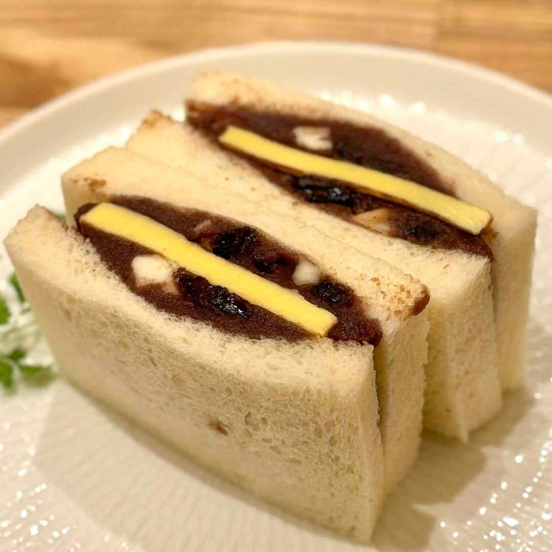 うさもぐのインスタグラム：「▷ #神谷町 あんバター記録 ◁ ⁡ ⁡ ペリカンカフェ 麻布台ヒルズ店 @ 神谷町 ⁡ ⁡ 11/24、蔵前で大人気のペリカンカフェ2号店がオープン！ ここでしか食べられない唯一無二の新感覚あんバター！ ⁡ ⁡ ■ 醤油レーズンあんバターサンド ゴルゴンゾーラ入り 1,200円 ⁡ ⁡ 商品名がすべてを物語ってくれているこちら。 ⁡ ということは食べる前から大体味の想像がつくな〜 と言いたいところだけどまーーったく想像がつかない。 むしろ過去イチわからないまである。(笑) ⁡ 百聞は一口にしかず(？)ということで ドキドキしながら一口パクリ。 ⁡ ……おおおおすごい！ 食べた瞬間ガツンとくる！いろいろ！(語彙力) ⁡ とりあえず今までに食べたことないタイプの あんバターであることは間違いない。 ⁡ バターはこってりジャンキーめなコクで塩気もしっかり。 加えてチーズや醤油レーズンの塩気と風味もくるから 結構味が濃いな〜って印象。 あんこの甘さとかより先にこの塩気軍団の旨みが ググッと押し寄せてくる感じ。 ⁡ ちなみにあんこはなめらかなこしあんだから 他の素材と喧嘩せず甘みをプラス◎ ただ逆に小豆の風味もあまり感じられないかな？ ⁡ バターのちょっとジャンキーなコクや 味のギュッと詰まったレーズンから香る醤油、 加えてゴルゴンゾーラのやや癖のある風味もあったりで 慣れない味にあわあわしてたら食べ終わってしまった(笑) ⁡ 新感覚だし甘じょっぱさもあって美味しい瞬間もあるけど 私にはちょっとアクセント過多かも(笑) ⁡ なんだろう、喧嘩してるわけではないんだけど 各々特別仲がいいってわけでもない、みたいな(笑) ⁡ ただそこまで重たい感じもなくて(味は濃いめだけど) 不思議とパクッと食べられた◎ ⁡ しかしながらこれを支えるふんわりしっとりもちっとした ペリカンパンのシンプルな美味しさはさすがでした。 てかこれきっとペリカンパンじゃなきゃ支えきれない(笑) やっぱペリカンパンすごいわ。 ⁡ なんか…もう一回食べていろいろ確かめたい！(笑) ⁡ 好みは分かれると思う！けどなんか癖になるかも！ ⁡ ⁡ #ペリカンカフェ麻布台ヒルズ店 #あんバター#あんバターサンド#ペリカンカフェ#麻布台ヒルズ#神谷町カフェ#六本木カフェ#麻布カフェ#六本木グルメ#東京カフェ#東京パン屋#東京スイーツ#あんこ#あんこ好き#パン大好き」