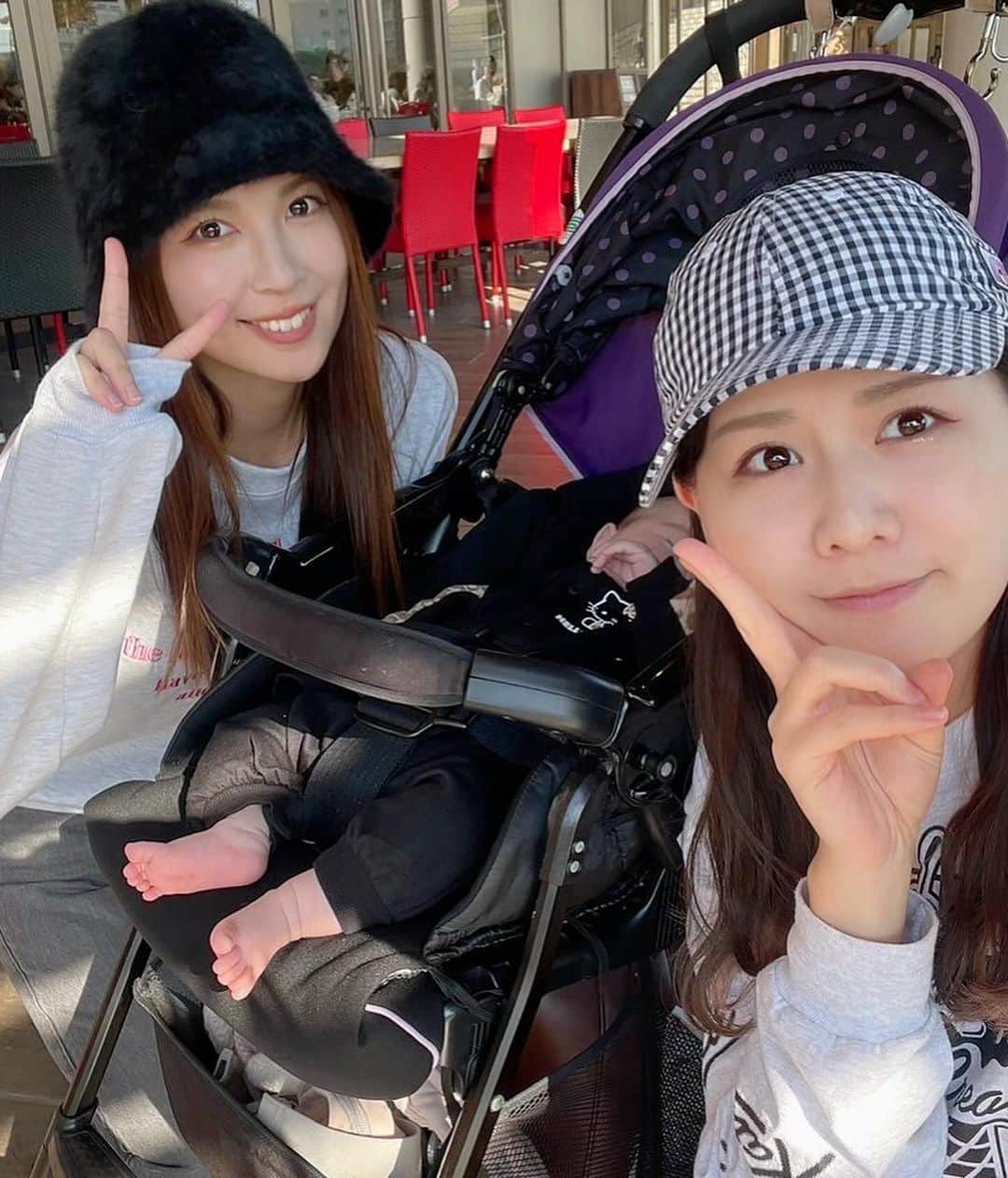 菊地あやかさんのインスタグラム写真 - (菊地あやかInstagram)「. りつくん初めまして👶🏻🪽🩵 (しれっと4人目かのように載せちゃう←) ほんと可愛すぎて言葉失うって こういうことなのかと思いました。 沢山抱っこして沢山笑ってくれた〜！！！🥹 赤ちゃんの匂いが懐かしすぎて沢山嗅いじゃう。 すみれも出産お疲れさま🫶🤍ˊ˗ 久しぶりの会話が面白すぎて楽しかった(笑) スタバの新作も飲めて大満足の2人でした🥰 #男の子ママ#女の子ママ#年子ママ#ママ友」11月24日 21時51分 - ayaka_official06