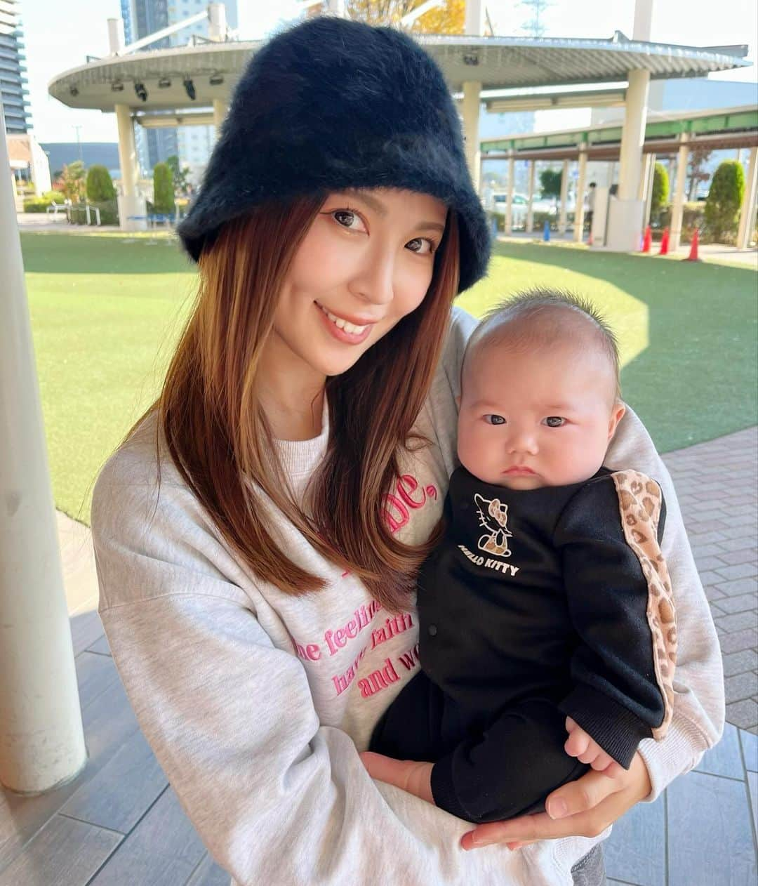 菊地あやかさんのインスタグラム写真 - (菊地あやかInstagram)「. りつくん初めまして👶🏻🪽🩵 (しれっと4人目かのように載せちゃう←) ほんと可愛すぎて言葉失うって こういうことなのかと思いました。 沢山抱っこして沢山笑ってくれた〜！！！🥹 赤ちゃんの匂いが懐かしすぎて沢山嗅いじゃう。 すみれも出産お疲れさま🫶🤍ˊ˗ 久しぶりの会話が面白すぎて楽しかった(笑) スタバの新作も飲めて大満足の2人でした🥰 #男の子ママ#女の子ママ#年子ママ#ママ友」11月24日 21時51分 - ayaka_official06