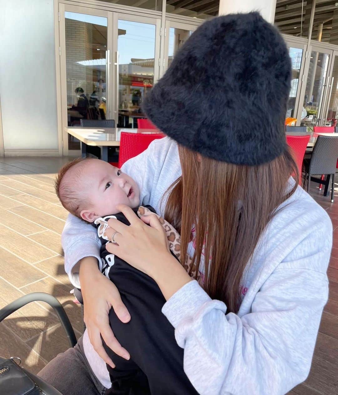 菊地あやかさんのインスタグラム写真 - (菊地あやかInstagram)「. りつくん初めまして👶🏻🪽🩵 (しれっと4人目かのように載せちゃう←) ほんと可愛すぎて言葉失うって こういうことなのかと思いました。 沢山抱っこして沢山笑ってくれた〜！！！🥹 赤ちゃんの匂いが懐かしすぎて沢山嗅いじゃう。 すみれも出産お疲れさま🫶🤍ˊ˗ 久しぶりの会話が面白すぎて楽しかった(笑) スタバの新作も飲めて大満足の2人でした🥰 #男の子ママ#女の子ママ#年子ママ#ママ友」11月24日 21時51分 - ayaka_official06
