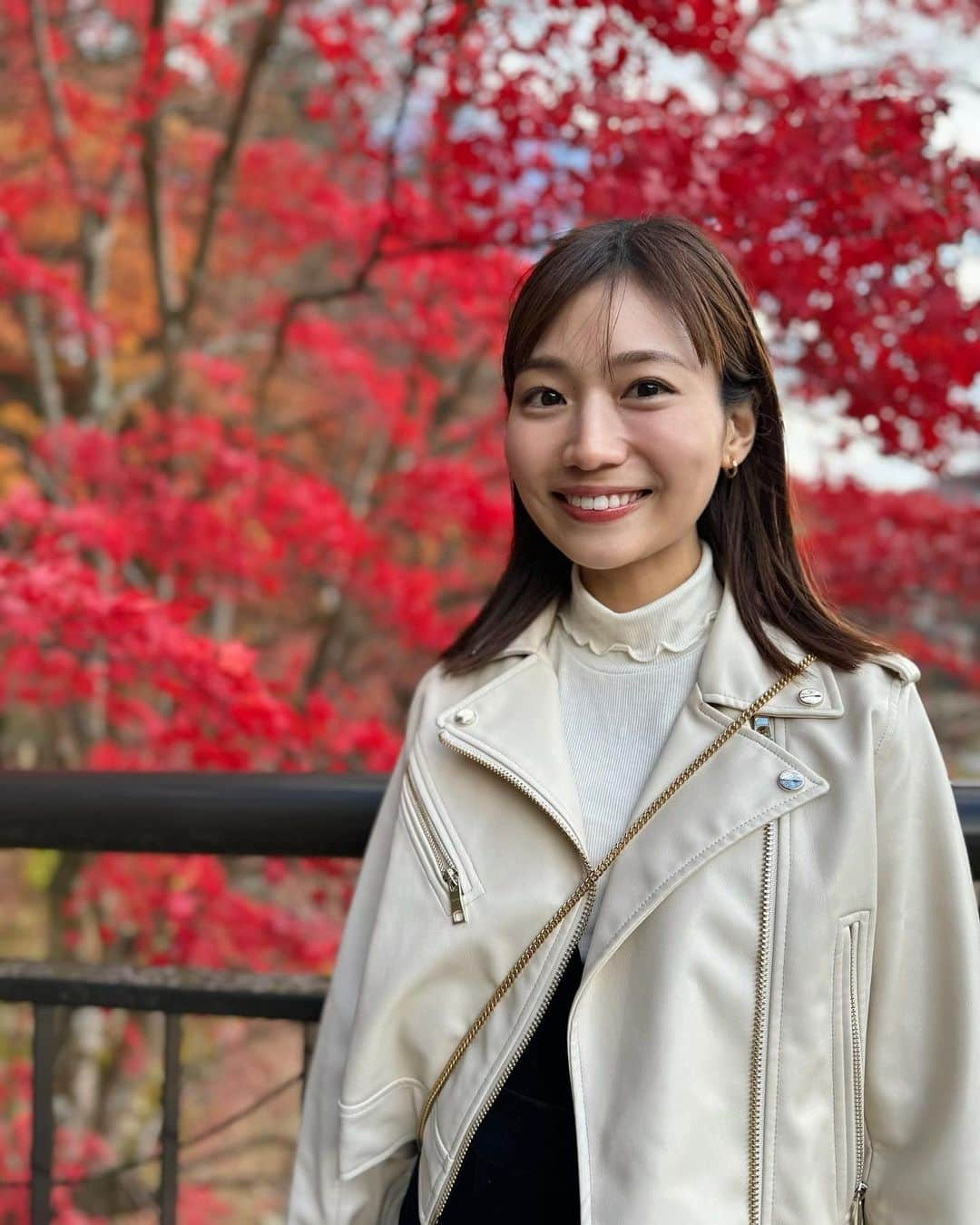 村上奈菜のインスタグラム：「4年ぶりの紅の吊橋🍁 綺麗だったし秋感じれた🥹 紅葉の中、運転するの楽しい✌︎❤️ #那須塩原」