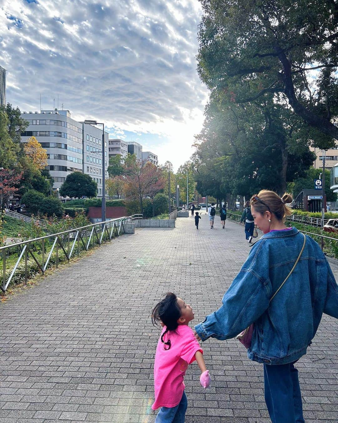 斎藤菜々子さんのインスタグラム写真 - (斎藤菜々子Instagram)「. ポカポカすぎて11月後半とは思えなかった日🥹 嬉しいけどね☀️  発色が綺麗なニットは @bayflow_inc の🍇 葡萄みたいな色がかわいすぎる💜  デニムonデニムコーデでした👖  . #PR #bayflow#ベイフロー #ママファッション#ママコーデ  #ままコーデ#まますたぐらむ」11月24日 21時53分 - nanacoco.7