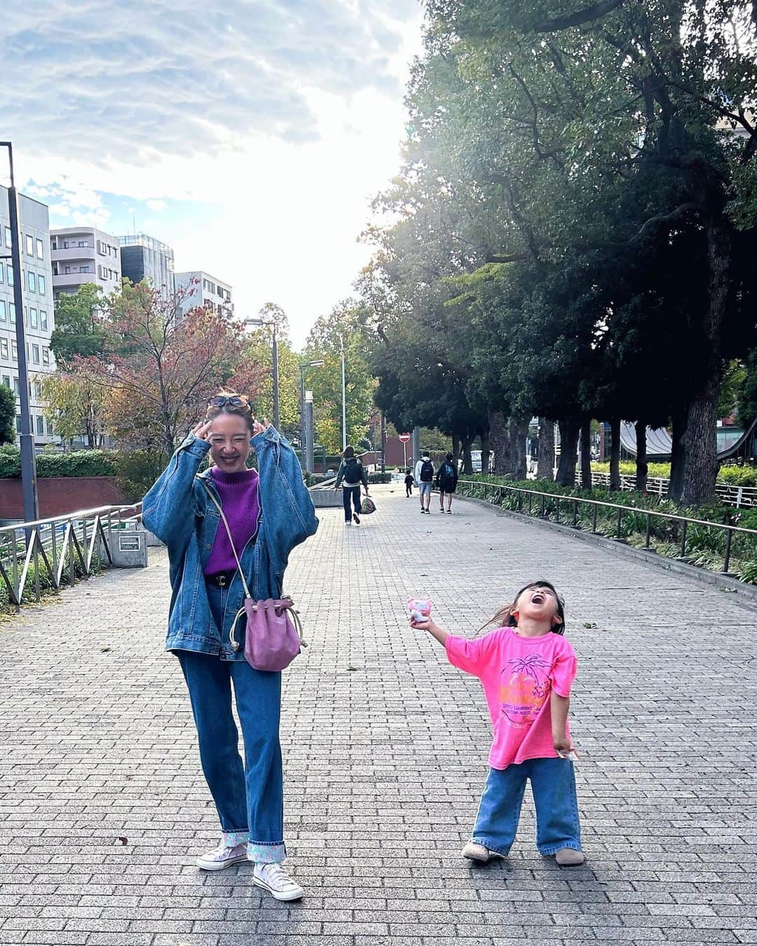 斎藤菜々子さんのインスタグラム写真 - (斎藤菜々子Instagram)「. ポカポカすぎて11月後半とは思えなかった日🥹 嬉しいけどね☀️  発色が綺麗なニットは @bayflow_inc の🍇 葡萄みたいな色がかわいすぎる💜  デニムonデニムコーデでした👖  . #PR #bayflow#ベイフロー #ママファッション#ママコーデ  #ままコーデ#まますたぐらむ」11月24日 21時53分 - nanacoco.7