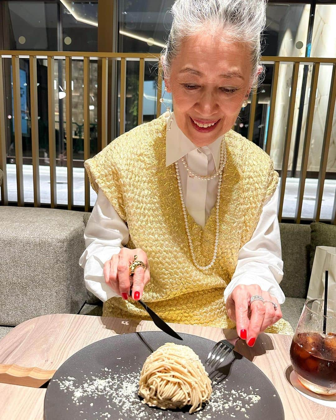 内藤朝美さんのインスタグラム写真 - (内藤朝美Instagram)「My heartiest congratulations! @hisaya_azabudaihills   本日グランドオープンしたHISAYA KYOTO麻布台ヒルズ店。 とっ〜っても素敵で大好きなオーナーファミリーの人柄が現れている最高に素敵なカフェ🌰🌰  バーバは栗のスウィーツが何より好きなのですが、HISAYA KYOTOの栗のお菓子はどれも栗の美味しさが存分に堪能出来る贅沢で、でもホッとする優しいお味。私のお気に入りは丹波栗のモンブランに焙じ茶のアイスクリームが隠れている一品です。  大好きなお友達のお店だからと言うだけじゃなく、本当にとっても美味しいので是非皆様お試し下さったら幸せです🫶🏻  #hisayakyoto  #hisayaazabudaihills  #azabudaihills  #栗スイーツ」11月24日 22時02分 - naito_saori