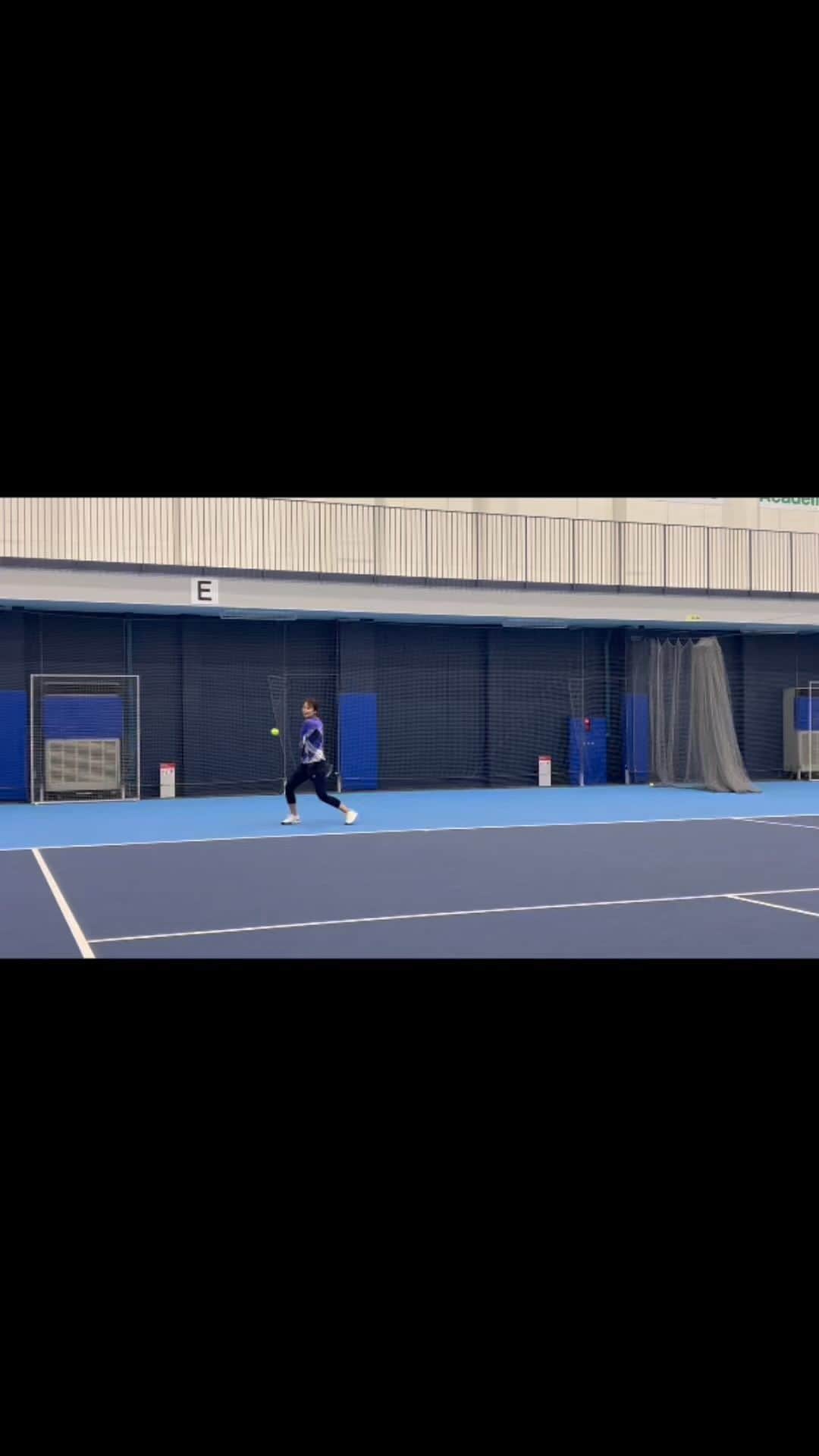 森上亜希子のインスタグラム：「先日 @shinobu_asagoe_official 先輩と @ryoko_fuda ちゃんと楽しくテニスをさせて頂きました。 3.4ヶ月ぶりのテニスはそれはそれは酷いテニスでしたが、いつも大爆笑させてもらえるお二人に感謝です！ 自分の思い通りに全くならなくても、やっぱりテニスは最高に楽しいスポーツです！  しのぶさんのツッコミをお楽しみ下さい！笑  #tennis #テニス #tennisplayer #最高 #先輩 #後輩 #宝物 #両手打ち #浅越しのぶ さん #不田涼子 さん」