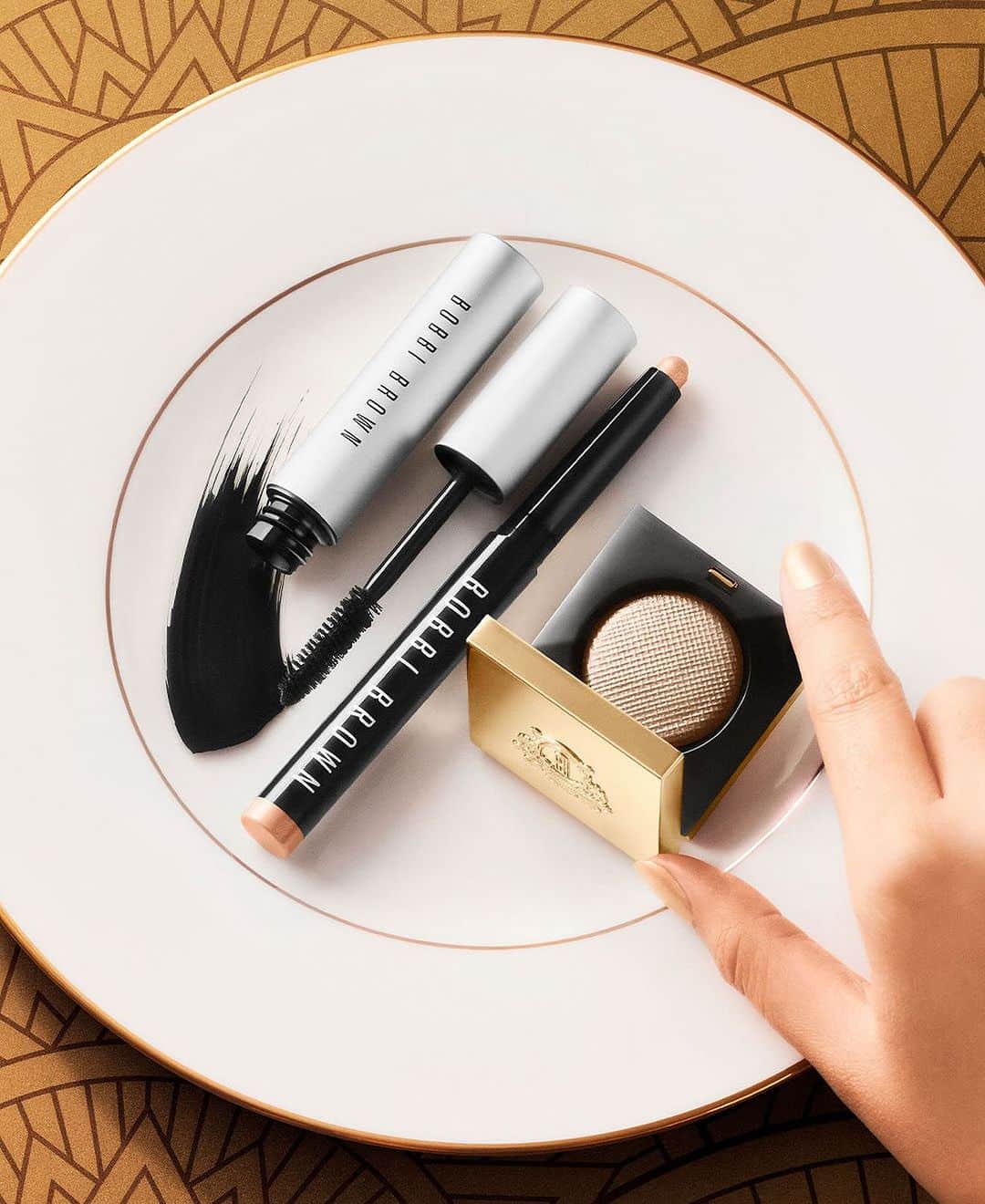 ボビイブラウンのインスタグラム：「Celebrate Black Friday in style with 30% off sitewide.*  Ready to turn up the glamour? Shop now at bobbibrown.com.  *Valid through 11/26/23. Exclusions apply. See site for details.  #BobbiBrown #BlackFriday #HolidayBeauty #BeautyDeals #Beauty #Skincare」