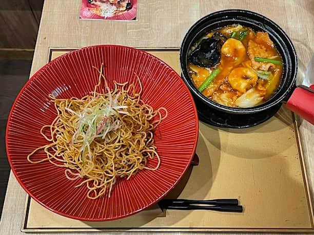 小野瀬雅生さんのインスタグラム写真 - (小野瀬雅生Instagram)「東京駅グランスタ八重北食堂のあんかけやきそば南国酒家で五目具だくさんあんかけやきそばウマウマウー☆東京駅グランスタ八重北食堂が場所（飲食街）☆あんかけやきそば南国酒家が店名☆五目具だくさんあんかけやきそばがメニュー名☆あんかけと麺が別に出て参ります☆自分であんかけをかけるシステム☆鍋がちょっと重たい☆スマホでQRコードを読み取ってのオーダーもちょっと大変☆あんかけで麺がふやけてぐだぐだになるまでスロースタート☆具だくさんの名に違わず大きな具材がいっぱい☆なかなかよく計算されている☆味は高級店の品格そのまま☆ちょっと懐かしい感じもする☆お箸は滑り止め欲しいー♫ #あんかけやきそば南国酒家 #五目具だくさんあんかけやきそば #東京駅グランスタ #グランスタ八重北食堂 #あんかけやきそば #小野瀬雅生 #onosemasao #ウマウマウー #自分であんかけをかける #鍋がちょっと重たい #スマホでqrコード読み取ってオーダーする #ちょっと大変 #具だくさん #具材たっぷり #高級店の品格 #妙に懐かしい #焼きそばの果てしなき旅」11月24日 22時03分 - onosemasao