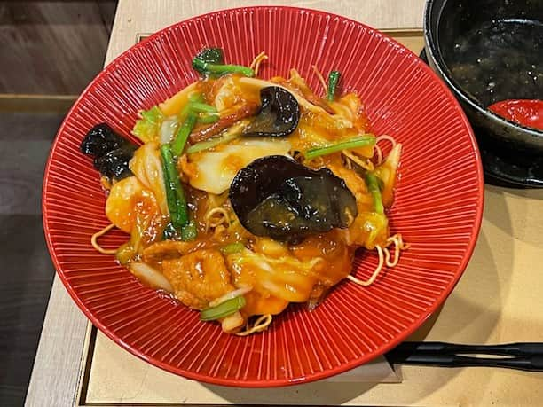 小野瀬雅生さんのインスタグラム写真 - (小野瀬雅生Instagram)「東京駅グランスタ八重北食堂のあんかけやきそば南国酒家で五目具だくさんあんかけやきそばウマウマウー☆東京駅グランスタ八重北食堂が場所（飲食街）☆あんかけやきそば南国酒家が店名☆五目具だくさんあんかけやきそばがメニュー名☆あんかけと麺が別に出て参ります☆自分であんかけをかけるシステム☆鍋がちょっと重たい☆スマホでQRコードを読み取ってのオーダーもちょっと大変☆あんかけで麺がふやけてぐだぐだになるまでスロースタート☆具だくさんの名に違わず大きな具材がいっぱい☆なかなかよく計算されている☆味は高級店の品格そのまま☆ちょっと懐かしい感じもする☆お箸は滑り止め欲しいー♫ #あんかけやきそば南国酒家 #五目具だくさんあんかけやきそば #東京駅グランスタ #グランスタ八重北食堂 #あんかけやきそば #小野瀬雅生 #onosemasao #ウマウマウー #自分であんかけをかける #鍋がちょっと重たい #スマホでqrコード読み取ってオーダーする #ちょっと大変 #具だくさん #具材たっぷり #高級店の品格 #妙に懐かしい #焼きそばの果てしなき旅」11月24日 22時03分 - onosemasao