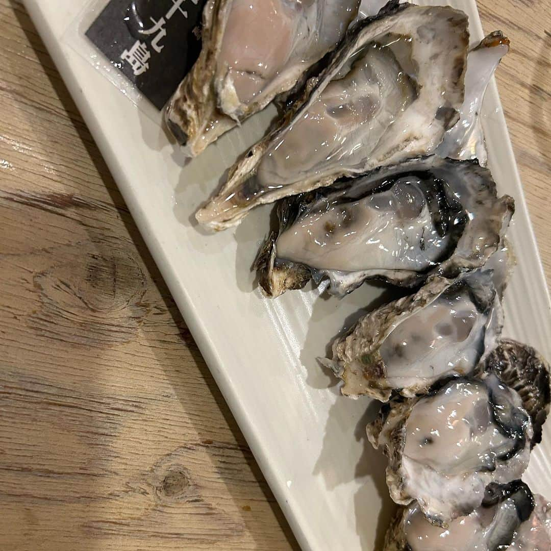 世手子さんのインスタグラム写真 - (世手子Instagram)「PR  Thank you for your hard work this week🍺 Raw oysters look like a bouquet of flowers💐🦪✨✨ have a wonderful weekend🥂 @kakibasara #府中グルメ #府中ごはん #府中飲み #府中居酒屋 #府中駅 #府中市 #府中市グルメ #府中市居酒屋 行ってきたよ（＾ν＾） #牡蠣食べ放題 #飲み放題 (〃ω〃) なんて美味しいんだろ^ - ^ 今の時期の生牡蠣はさっぱりつるっといけちゃう👏 まるで牡蠣の御花畑🌹 #生牡蠣 はもちろん #カキフライ 、 #蒸し牡蠣 も食べ放題（＾_＾） #牡蠣味噌 の野菜スティックも最高😃 最後は #牡蠣の土鍋 ご飯が待ってました\(//∇//)\ 生ビールはもち スパークリング、白ワインもあって幸せ(*´ω`*) 皆様素敵な週末^ - ^お過ごしください(´∀｀*)」11月24日 21時56分 - rojide