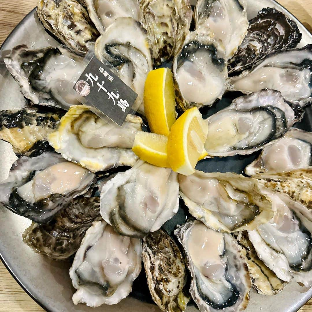 世手子さんのインスタグラム写真 - (世手子Instagram)「PR  Thank you for your hard work this week🍺 Raw oysters look like a bouquet of flowers💐🦪✨✨ have a wonderful weekend🥂 @kakibasara #府中グルメ #府中ごはん #府中飲み #府中居酒屋 #府中駅 #府中市 #府中市グルメ #府中市居酒屋 行ってきたよ（＾ν＾） #牡蠣食べ放題 #飲み放題 (〃ω〃) なんて美味しいんだろ^ - ^ 今の時期の生牡蠣はさっぱりつるっといけちゃう👏 まるで牡蠣の御花畑🌹 #生牡蠣 はもちろん #カキフライ 、 #蒸し牡蠣 も食べ放題（＾_＾） #牡蠣味噌 の野菜スティックも最高😃 最後は #牡蠣の土鍋 ご飯が待ってました\(//∇//)\ 生ビールはもち スパークリング、白ワインもあって幸せ(*´ω`*) 皆様素敵な週末^ - ^お過ごしください(´∀｀*)」11月24日 21時56分 - rojide