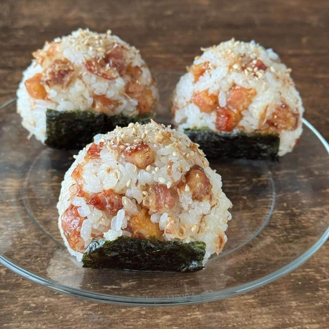 Tesshiのインスタグラム：「ベーコンおかかマヨで酢飯おにぎり Sushi rice Onigiri with bacon and Okaka mayo #ごちそうおにぎり #yummy #homemade #healthy #onigiri #bacon #okaka #おいしい #おにぎり #おむすび #ベーコン #おかか #マカロニメイト #フーディーテーブル #手作り  うまみの宝石箱やー🤤 ベーコン40g、鰹節1パック2.5g、マヨネーズ大1、しょうゆたらり 酢飯、ごま、海苔 40g bacon, 1 bag Katsuobushi 2.5g, 1 tbsp mayonnaise, 1/2 tbsp soy sauce Sushi rice, sesame, Nori seaweed  #醤油 @tsubotatsuno #新米 @yukitsubakiofficial  #主役はごちそうおにぎり 日本語版、繁體字中文版、한글버전 電子書籍もあります。」