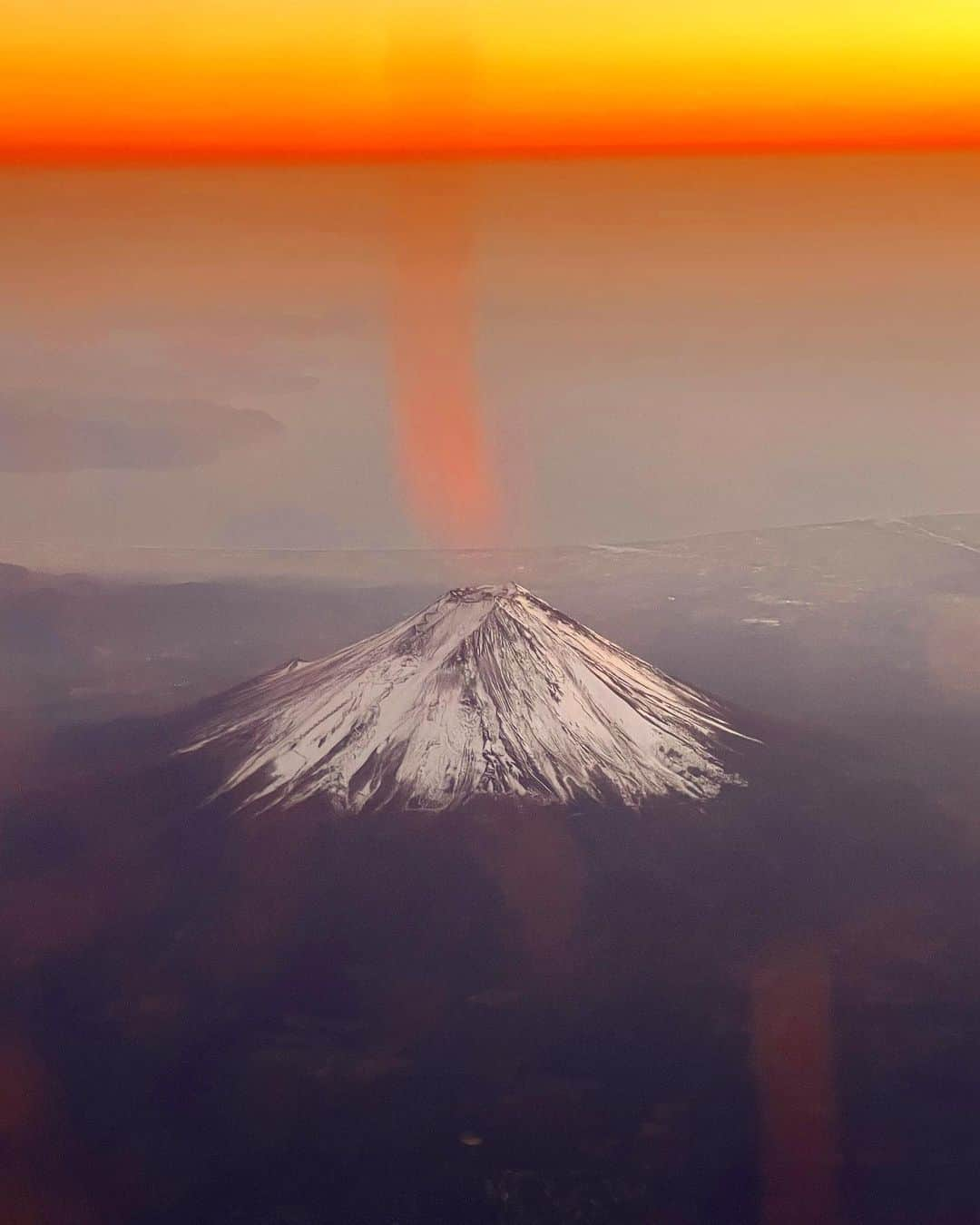 黒田啓蔵のインスタグラム：「今日は、博多におりまーす。😄  今年は、博多でのお仕事、多いでーす。😄  飛行機から富士山が、すっごく綺麗❗️  なんだか、今日も奇跡がおこりましたぁー👍  夜ご飯は、博多に来たら必ず行かせて頂くたつみ寿司さんへ野田さんと😃  明日も素敵な一日になるように頑張って参りましょー😄👍  #今日は #福岡県 #博多 #仕事 #夕飯  #たつみ寿司 #行きつけ #夜ご飯  #st野田晶 さんと」