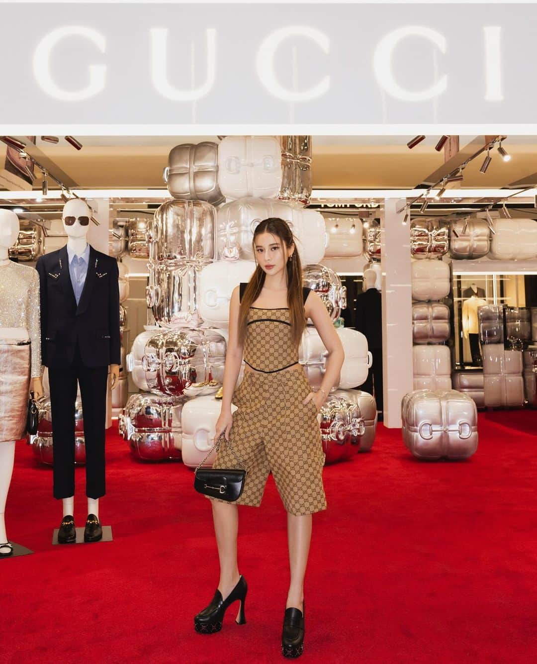 Supassaraのインスタグラム：「Gucci is pleased to unveil the Gucci Gift collection to inspire the art of gifting. Located at G floor in Central Embassy, the Gucci Gift pop-up showcases a wardrobe of refined textures, vibrant hues, sleek silhouettes and sparkly details. The House’s signature bag collection is featured in a wide range of color variations and materials, each defined by metallic elements and crystal embellishments.   Discover the Gucci Gift pop-up from Now until 16 Jan 2024. 🎪🪅  #Gucci #GucciGift @gucci」