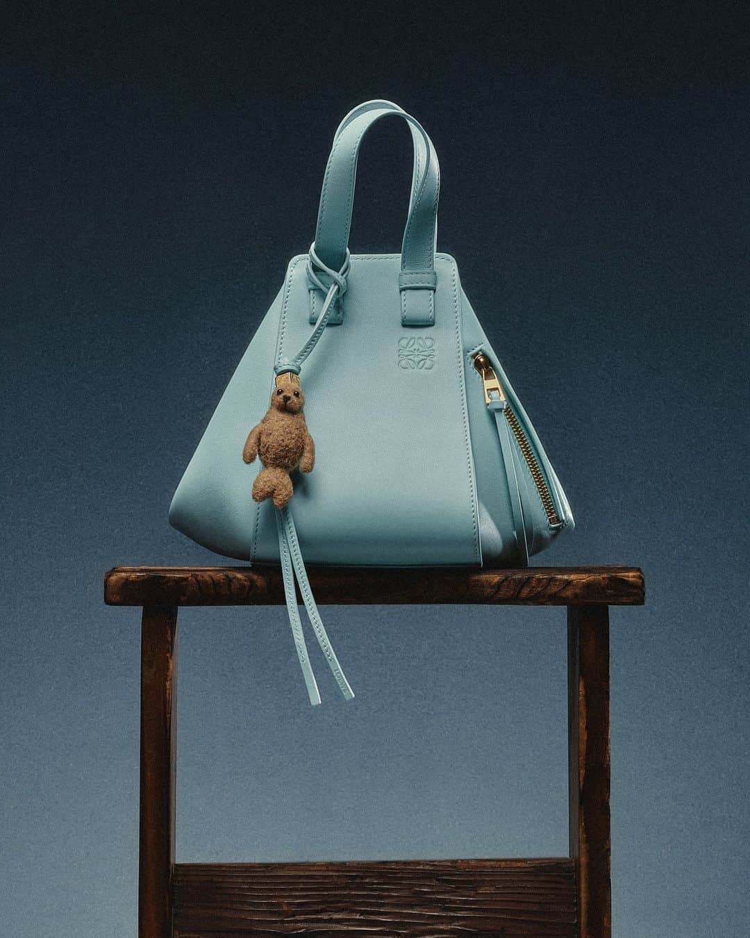 Loeweさんのインスタグラム写真 - (LoeweInstagram)「The Compact Hammock bag in Blue Iceberg with Seal charm in felt and calfskin.  LOEWE will donate part of the proceeds from every LOEWE x Suna Fujita purchase to Save the Children's Education in Emergencies programme, which works to guarantee safe learning environments for children in humanitarian crisis situations around the world.  See our gifting edit on loewe.com   #LOEWE #LOEWEgifts」11月24日 21時59分 - loewe