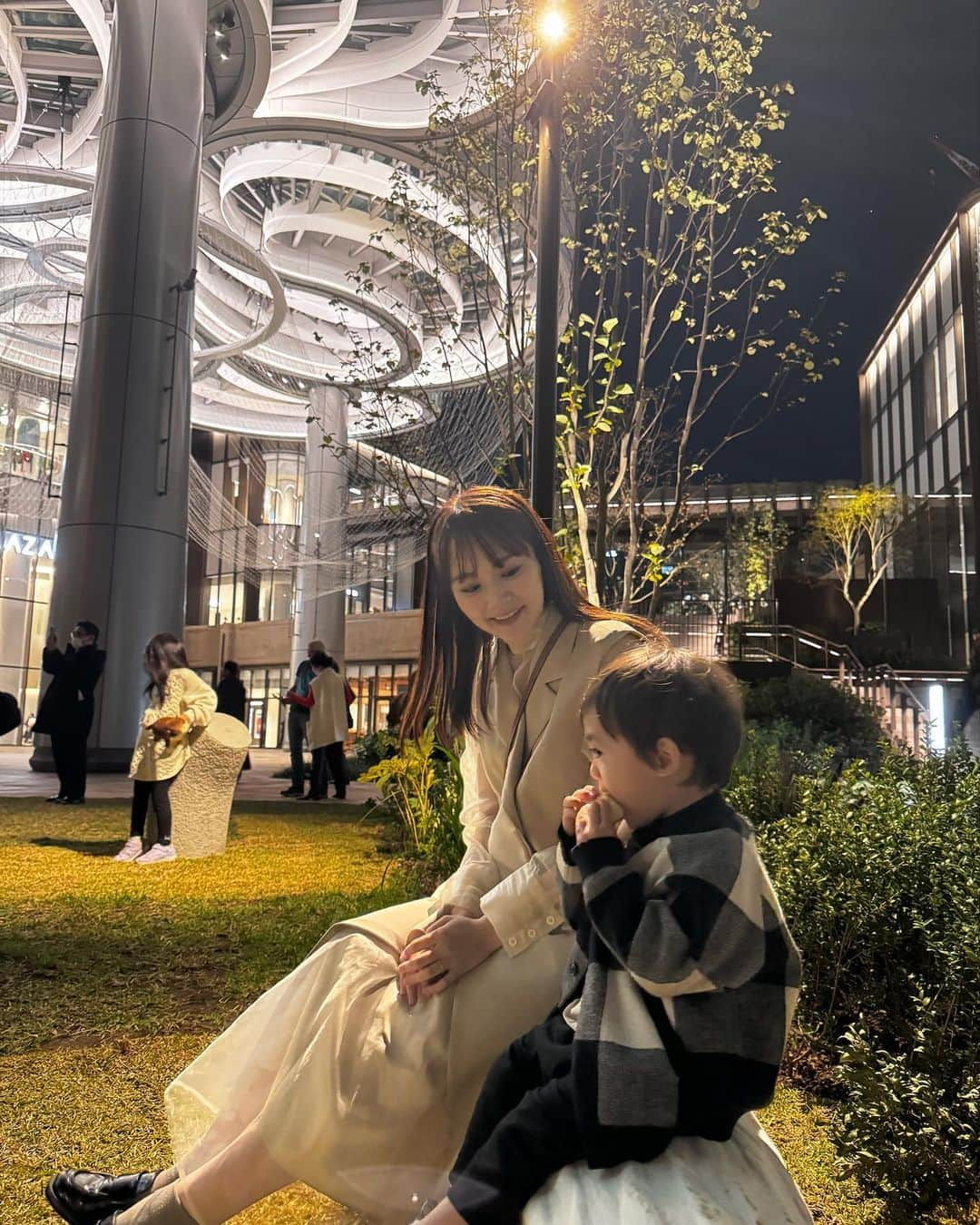 浜田翔子のインスタグラム：「麻布台Hillsのopening reception♡  本日からオープンしましたね🍀 凄い広くて全部回れなかったので 気になるお店もあったから又行きたいな♡  #麻布台ヒルズ」