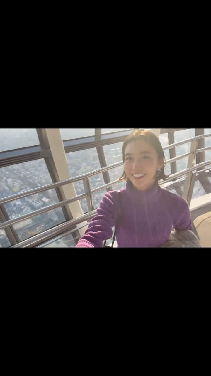 原田ゆかのインスタグラム：「TOKYO SKY TREE!!! 人生で初めて登った(?!) 東京スカイツリー！ エレベーター超高速！ 呼吸を何回かしてたら 一瞬で雲の上に！！！ 🤍☁️  #tokyoskytree #上京物語　#ちいかわ　♡」