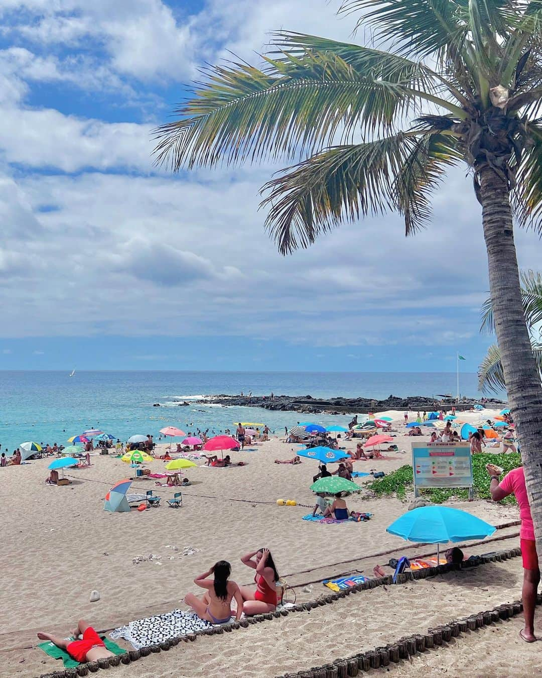 Remiのインスタグラム：「Réunion, French island in Africa🇷🇪 アフリカの島、フランス領レユニオンに初上陸🏝 16世紀まで無人島だった世界遺産の火山島🌋  ネット情報がほとんどない中、思い通りに目的地へ行けず途方に暮れていた私たちに素敵な出会いがあり、美しいビーチに連れて行ってもらいました🏖 お別れした後にも、自宅から引き返して改めて会いにきて帰り方を教えてくれて、とにかく優しさに触れた一日。 「出会いこそ旅の楽しさ」と改めて感じました。 私自身も、子供たちも、困っている人に自然と手を差し出せる人間でありたいな🤝🏼  ------------ 📍#Reunion, #🇷🇪 🏝 #boucancanot  ⚓️ @msccruisesofficial  🛳  #mscsplendida  👨‍👩‍👧‍👦 @hh.channel2023  🗓 2023.10.28-11.23  世界一周日記はアメブロ& @hh.channel2023 にて🎬  #レユニオン旅行  #インド洋クルーズ #クルーズ旅 #子連れクルーズ #子連れ旅行 #子連れ世界一周 #世界一周中 #世界一周旅行 #réunion #worldroundtrip #msccruises #cruiselife #familycruise #remi_world2023」