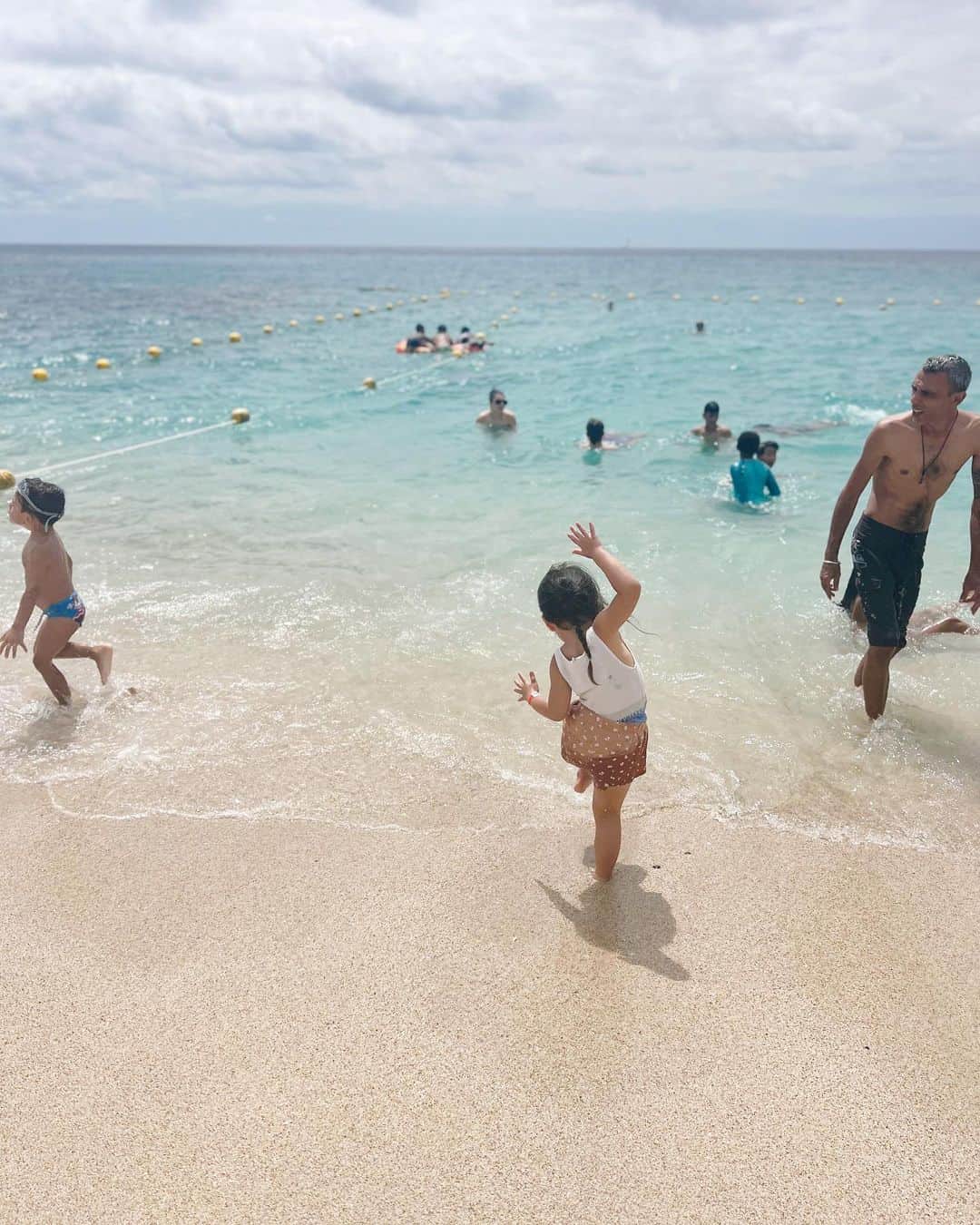 Remiさんのインスタグラム写真 - (RemiInstagram)「Réunion, French island in Africa🇷🇪 アフリカの島、フランス領レユニオンに初上陸🏝 16世紀まで無人島だった世界遺産の火山島🌋  ネット情報がほとんどない中、思い通りに目的地へ行けず途方に暮れていた私たちに素敵な出会いがあり、美しいビーチに連れて行ってもらいました🏖 お別れした後にも、自宅から引き返して改めて会いにきて帰り方を教えてくれて、とにかく優しさに触れた一日。 「出会いこそ旅の楽しさ」と改めて感じました。 私自身も、子供たちも、困っている人に自然と手を差し出せる人間でありたいな🤝🏼  ------------ 📍#Reunion, #🇷🇪 🏝 #boucancanot  ⚓️ @msccruisesofficial  🛳  #mscsplendida  👨‍👩‍👧‍👦 @hh.channel2023  🗓 2023.10.28-11.23  世界一周日記はアメブロ& @hh.channel2023 にて🎬  #レユニオン旅行  #インド洋クルーズ #クルーズ旅 #子連れクルーズ #子連れ旅行 #子連れ世界一周 #世界一周中 #世界一周旅行 #réunion #worldroundtrip #msccruises #cruiselife #familycruise #remi_world2023」11月24日 22時01分 - remi_912