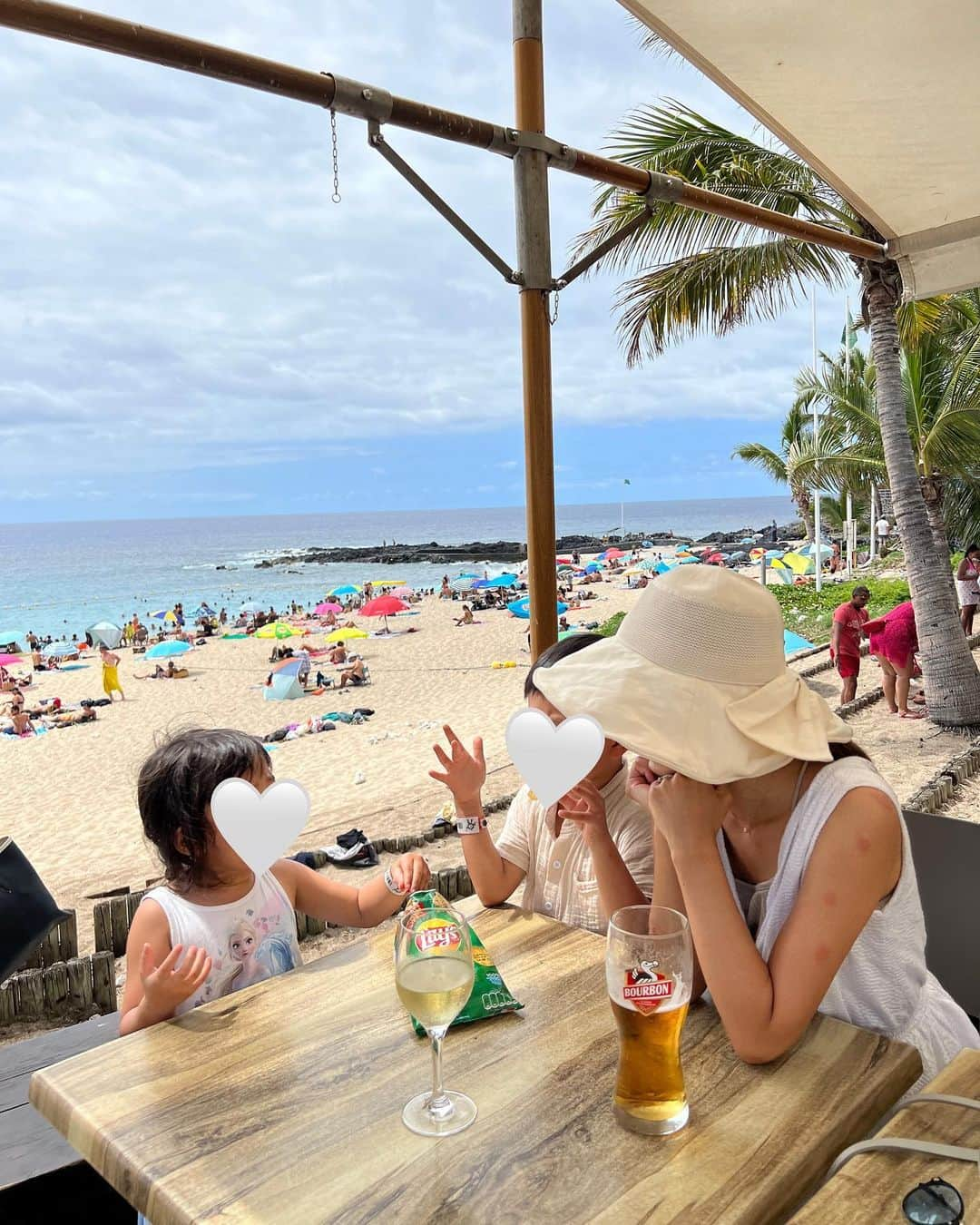 Remiさんのインスタグラム写真 - (RemiInstagram)「Réunion, French island in Africa🇷🇪 アフリカの島、フランス領レユニオンに初上陸🏝 16世紀まで無人島だった世界遺産の火山島🌋  ネット情報がほとんどない中、思い通りに目的地へ行けず途方に暮れていた私たちに素敵な出会いがあり、美しいビーチに連れて行ってもらいました🏖 お別れした後にも、自宅から引き返して改めて会いにきて帰り方を教えてくれて、とにかく優しさに触れた一日。 「出会いこそ旅の楽しさ」と改めて感じました。 私自身も、子供たちも、困っている人に自然と手を差し出せる人間でありたいな🤝🏼  ------------ 📍#Reunion, #🇷🇪 🏝 #boucancanot  ⚓️ @msccruisesofficial  🛳  #mscsplendida  👨‍👩‍👧‍👦 @hh.channel2023  🗓 2023.10.28-11.23  世界一周日記はアメブロ& @hh.channel2023 にて🎬  #レユニオン旅行  #インド洋クルーズ #クルーズ旅 #子連れクルーズ #子連れ旅行 #子連れ世界一周 #世界一周中 #世界一周旅行 #réunion #worldroundtrip #msccruises #cruiselife #familycruise #remi_world2023」11月24日 22時01分 - remi_912