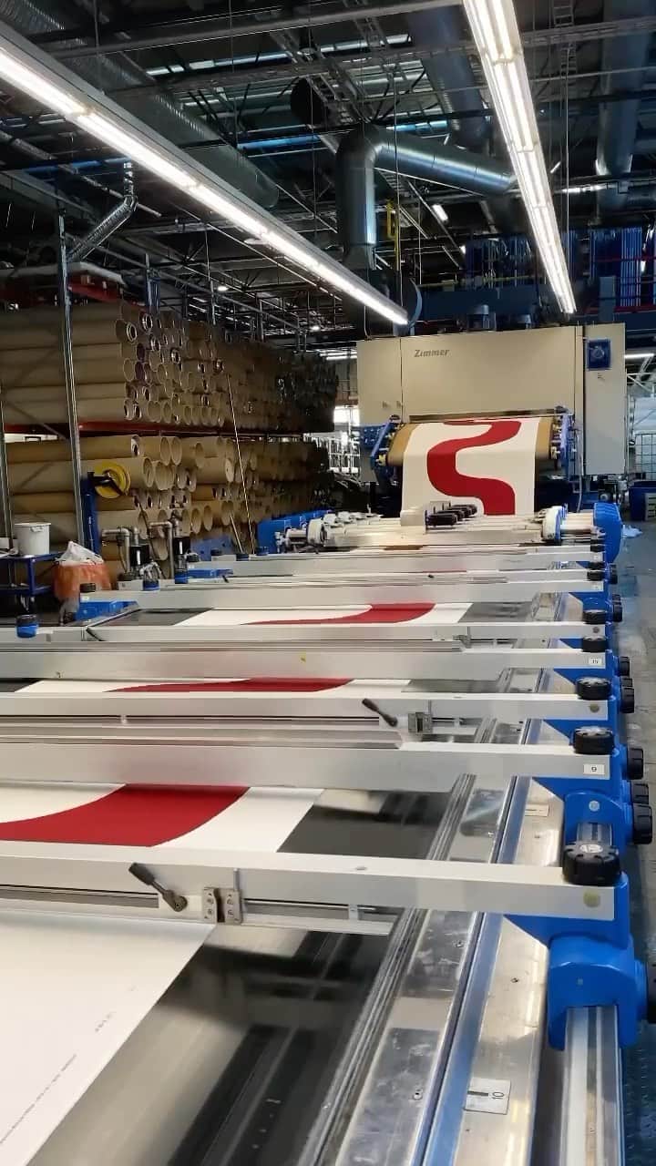 マリメッコのインスタグラム：「Every meter of fabric printed at our printing factory in Helsinki, Finland, is inspected by the human eye. 🧐 Back in the day, we attempted to check using machines, but due to the complex nature of our patterns, the system could not ’read’ them. We keep trusting in human eyes.   Discover our colorful universe—and special treats at marimekko.com. Link in bio. #marimekko」