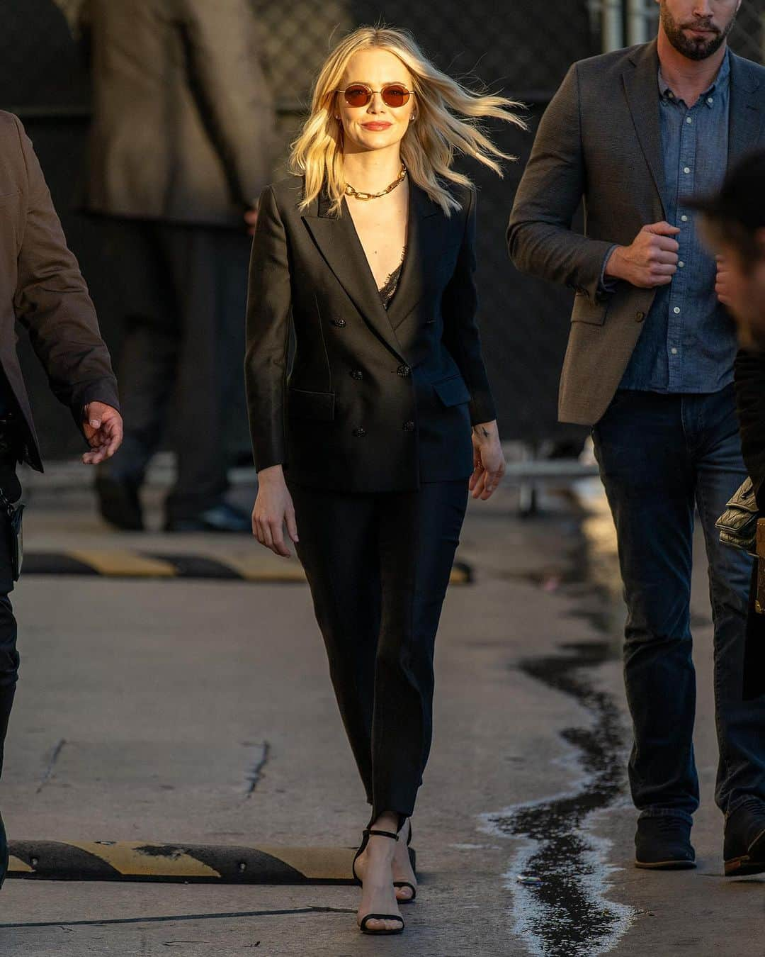 ELLE UKのインスタグラム：「#EmmaStone not being a natural redhead is one of those things you know, but can never believe. But, she is in fact a natural blonde.  And now, for an appearance on Jimmy Kimmel Live Stone has gone even blonder with the creamiest of colours. We're obsessed.」