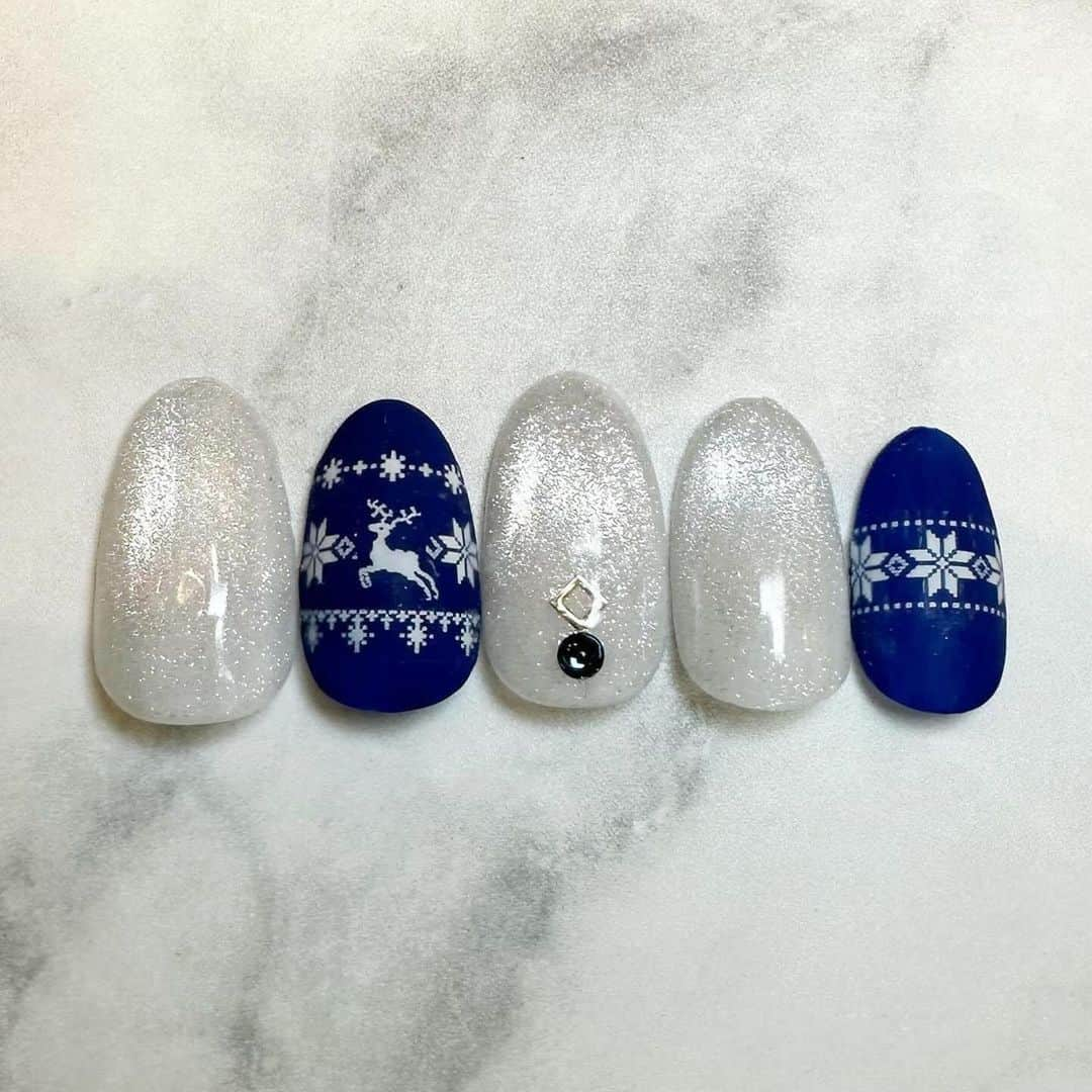 ネイルサロンならネイルクイックのインスタグラム：「@nailquick_shinyokohama ⁣ ネイルクイック新横浜プリンスぺぺ店の冬ネイル9デザインをご紹介します❄️☃️🦌⁣ ⁣ そろそろクリスマスネイルも🎄🎅🏻✨⁣ ⁣ ⋱⋰ ⋱⋰ ⋱⋰ ⋱⋰ ⋱⋰ ⋱⋰ ⋱⋰⁣ ⁣ デザインに使われているカラー、ストーン、パーツ等に関しましては、店舗によって在庫状況が異なります。⁣ 在庫切れの場合は、似ているカラー、ストーン、パーツをご案内させていただくことがございますので、あらかじめご了承ください。⁣ ⁣ ⁣ パーツの持ち込みOK です🙆🏼‍♀️⁣ ━━━━━━━━━━━━━━━━━━⁣ 📲@nailquick ネット予約のメニュー⁣ ⁣ 【ハンド】ジェルコース＋フレンチなどお好みのアート両手4本以上（税込8800円＋アート代別）（目安:1時間45分） ⁣ ━━━━━━━━━━━━━━━━━━⁣ ⁣ ⁣ ⋱⋰ ⋱⋰ ⋱⋰ ⋱⋰ ⋱⋰ ⋱⋰ ⋱⋰⁣ ⁣ ⁣ 🟫#ネイルサロン は @nailquick⁣ 🟪#ジェルネイル は @nailparfaitgel⁣ ⬜️#ハンドケア には @spanail_product⁣ ⁣ ⁣ ⁣ 🤚🏼✋🏼 #ネイルクイック⁣ ⁣ お爪の健康を考えたネイル専門店⁣ ケア、マニキュア、ジェルネイル、お客さまのご要望やお爪の状態を伺い、一人ひとりにあうメニューをご提供します。⁣ ⁣ ⋱⋰ ⋱⋰ ⋱⋰ ⋱⋰ ⋱⋰ ⋱⋰ ⋱⋰⁣ ⁣ ⁣ #新横浜ネイルサロン #横浜ネイルサロン⁣ #新横浜プリンスぺぺ #新横浜ネイル⁣ #冬ネイル2023 #冬ネイルデザイン #マグネットネイル #ギャラクシーネイル #クリスマスネイルデザイン #クリスマスネイル #雪の結晶ネイル #winternails #christmasnails」