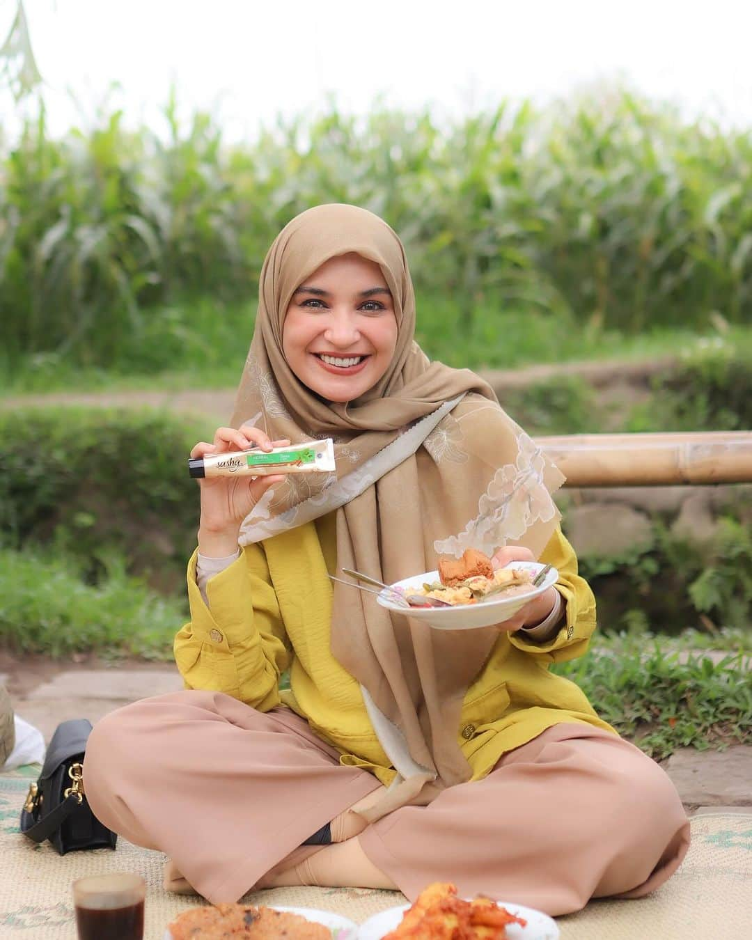 Shireen Sungkarのインスタグラム：「Salah satu momen kulineran selama di Jogja! gak lupa, yang wajib selalu di bawa pas keluar kota, Sasha Pasta Gigi Halal Bersiwak Antibacterial, jadi habis kulineran gini langsung deh cus kamar mandi buat sikat gigi, biar nafas tetap segaar sehariann, traveling jadi makin enjoy.. 🥳 kapan-kapan traveling bareng yuk miiinn @sashaindonesia」