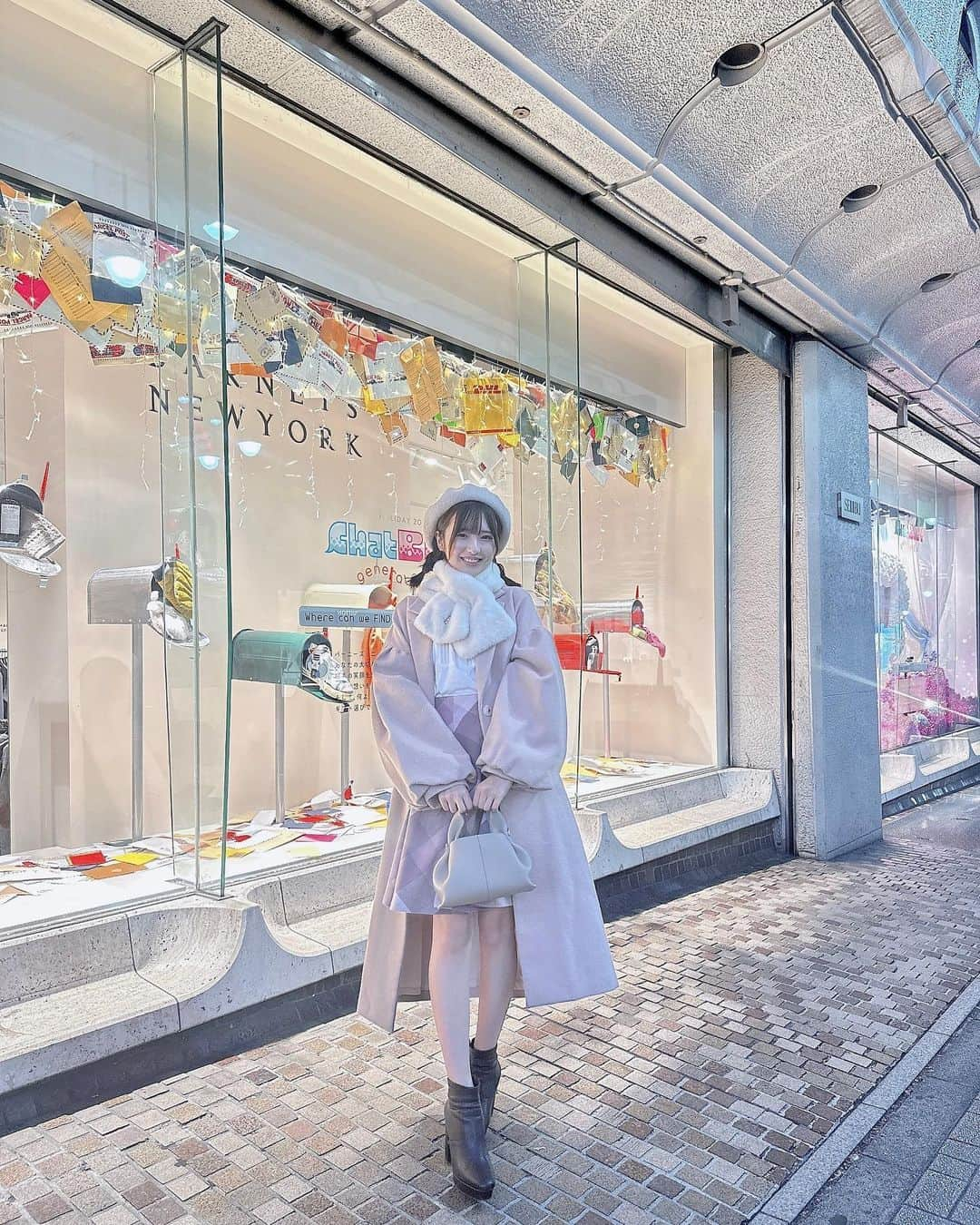 谷口彩菜さんのインスタグラム写真 - (谷口彩菜Instagram)「冬服コーデ⛄️🤍 キラキラな街並みも澄んだ空気も 冬のファッションも好き、、、♡ 甘めコーデだよ☁️🎀 . . beret @zara  muffler @celford_official  tops @blueblackcb  skirt @blueblackcb  coat @honeymihoney_official  boots @dazzlin_official  bag @polene_paris  . . #冬服コーデ　#冬コーデ　#コート　#甘めコーデ #ホワイトコーデ #ザラ　#ザラジョ #ダズリン　#ブルーレーベル #code #ootd #japan #wintercode #dazzlin #zara #bluelabel #honeymihoney #polene #japanesegirl」11月24日 22時11分 - taniguchi_ayana