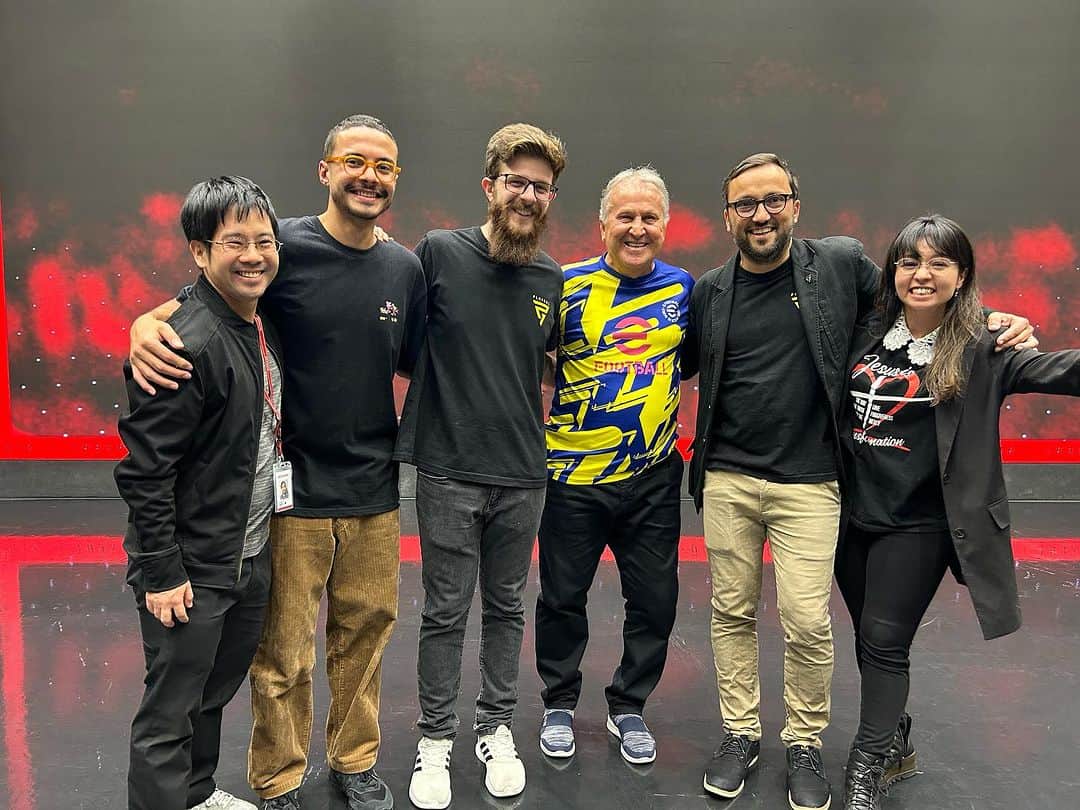 のインスタグラム：「Estive gravando o Konami E Football 2024, no estudio da Konami, aqui em Ginza no Japão. Uma equipe brasileira brasileira muito legal, Tchê, Andre e Alex e mais 2 brazucas que ja estão aqui alguns anos também ajudaram. Ambiente ótimo e junto com o trabalho muita diversão. Aguardem. Obrigado a toda galera da Konami pelo carinho.」