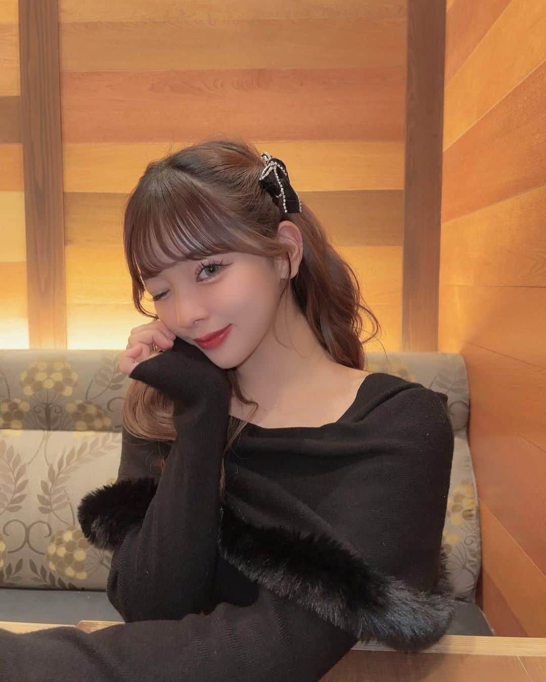 桐原愛歩のインスタグラム：「今年流行ってるのかな~？このお洋服のデザイン🖤 ふわふわでかわいい🖤  @grl_official の✨ ファーの肌触り良すぎ🥺  #grl #グレイル #プチプラ」