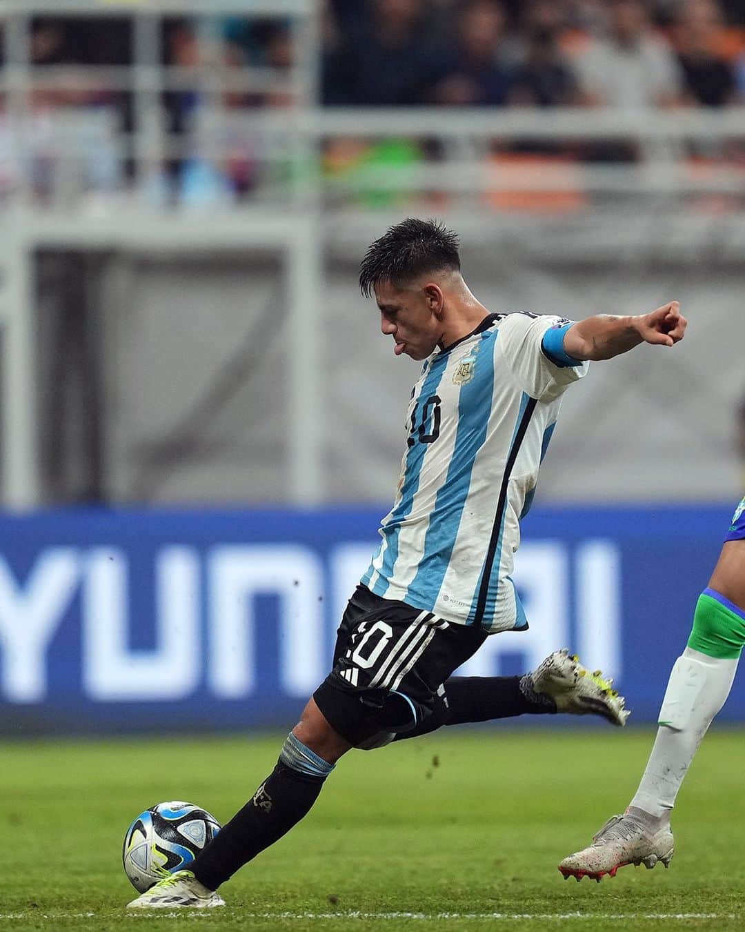 のインスタグラム：「✨ 𝘾𝙡𝙖𝙪𝙙𝙞𝙤 𝙀𝙘𝙝𝙚𝙫𝙚𝙧𝙧𝙞 ✨ The No. 10 gives Argentina the lead against Brazil at the #U17WC!」