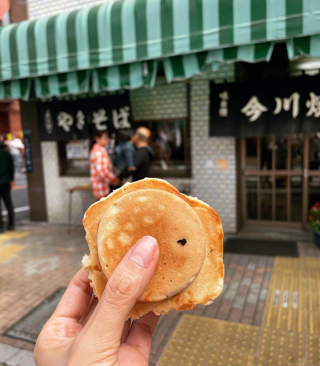 愛可さんのインスタグラム写真 - (愛可Instagram)「・ 浅草梅園の粟（あわ）ぜんざい  粟のお餅は冷めるとびっくりするくらい硬くなり味が落ちるので、熱々でなければ美味しくいただけませんから、 じっとしていない男児を抱える身としては好物でしたが ずっと遠ざけていた粟ぜんざい。　  遊び果てた息子が眠った瞬間に梅園に駆け込み、運良く並ばずに入れて、数年ぶりにいただきました✨ 夫と2人、美味しさに感動。  夫は箸休めのこの紫蘇の実の漬物が、いかに素晴らしく 良い仕事をしているかを熱弁していました☺️ ﾎｳﾎｳ。  今年も鷲神社で八百敏さんのちりめん細工の熊手を。  年々倍にして行くなんて、サイズ的にも現実的ではないので 現状維持で昨年と同じ大きさで、ご祝儀にて色をつけて。 家内安全、まずは何よりそれですな👏  #梅園の粟ぜんざい  #酉の市　#鷲神社」11月24日 22時05分 - aikick