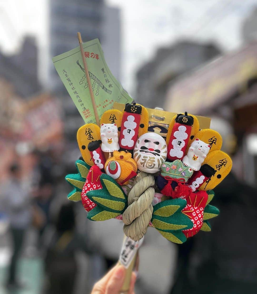 愛可さんのインスタグラム写真 - (愛可Instagram)「・ 浅草梅園の粟（あわ）ぜんざい  粟のお餅は冷めるとびっくりするくらい硬くなり味が落ちるので、熱々でなければ美味しくいただけませんから、 じっとしていない男児を抱える身としては好物でしたが ずっと遠ざけていた粟ぜんざい。　  遊び果てた息子が眠った瞬間に梅園に駆け込み、運良く並ばずに入れて、数年ぶりにいただきました✨ 夫と2人、美味しさに感動。  夫は箸休めのこの紫蘇の実の漬物が、いかに素晴らしく 良い仕事をしているかを熱弁していました☺️ ﾎｳﾎｳ。  今年も鷲神社で八百敏さんのちりめん細工の熊手を。  年々倍にして行くなんて、サイズ的にも現実的ではないので 現状維持で昨年と同じ大きさで、ご祝儀にて色をつけて。 家内安全、まずは何よりそれですな👏  #梅園の粟ぜんざい  #酉の市　#鷲神社」11月24日 22時05分 - aikick