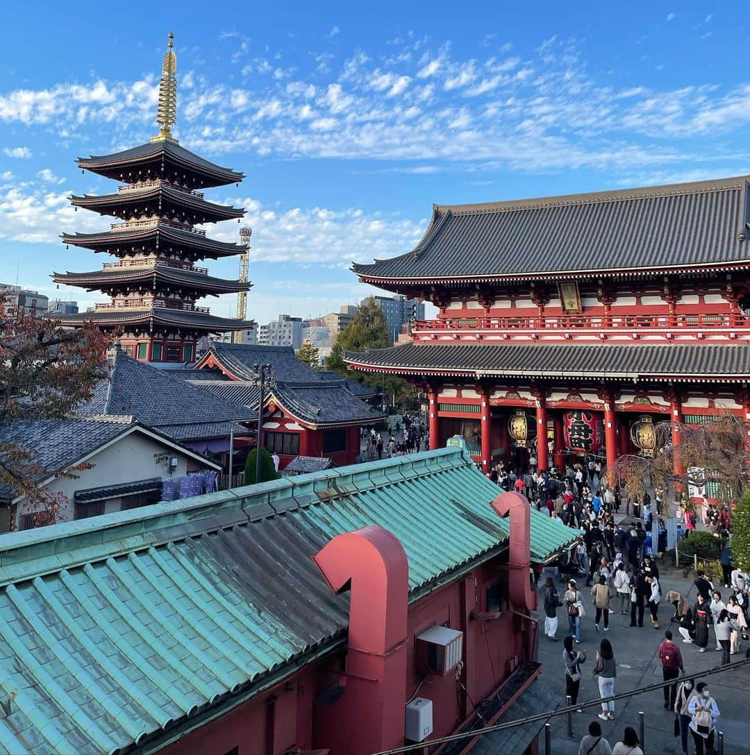 愛可さんのインスタグラム写真 - (愛可Instagram)「・ 浅草梅園の粟（あわ）ぜんざい  粟のお餅は冷めるとびっくりするくらい硬くなり味が落ちるので、熱々でなければ美味しくいただけませんから、 じっとしていない男児を抱える身としては好物でしたが ずっと遠ざけていた粟ぜんざい。　  遊び果てた息子が眠った瞬間に梅園に駆け込み、運良く並ばずに入れて、数年ぶりにいただきました✨ 夫と2人、美味しさに感動。  夫は箸休めのこの紫蘇の実の漬物が、いかに素晴らしく 良い仕事をしているかを熱弁していました☺️ ﾎｳﾎｳ。  今年も鷲神社で八百敏さんのちりめん細工の熊手を。  年々倍にして行くなんて、サイズ的にも現実的ではないので 現状維持で昨年と同じ大きさで、ご祝儀にて色をつけて。 家内安全、まずは何よりそれですな👏  #梅園の粟ぜんざい  #酉の市　#鷲神社」11月24日 22時05分 - aikick